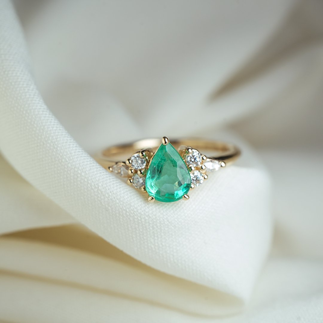 (BIRDIE) Anillo de oro amarillo 14k con esmerlada y diamantes lab - TUGARIM