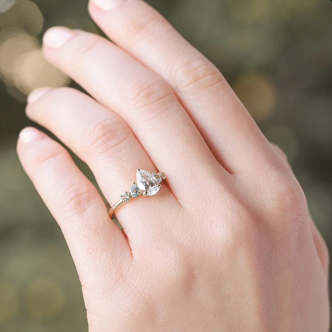 Anillo de oro amarillo 14K con diamante lab y aguamarinas - TUGARIM