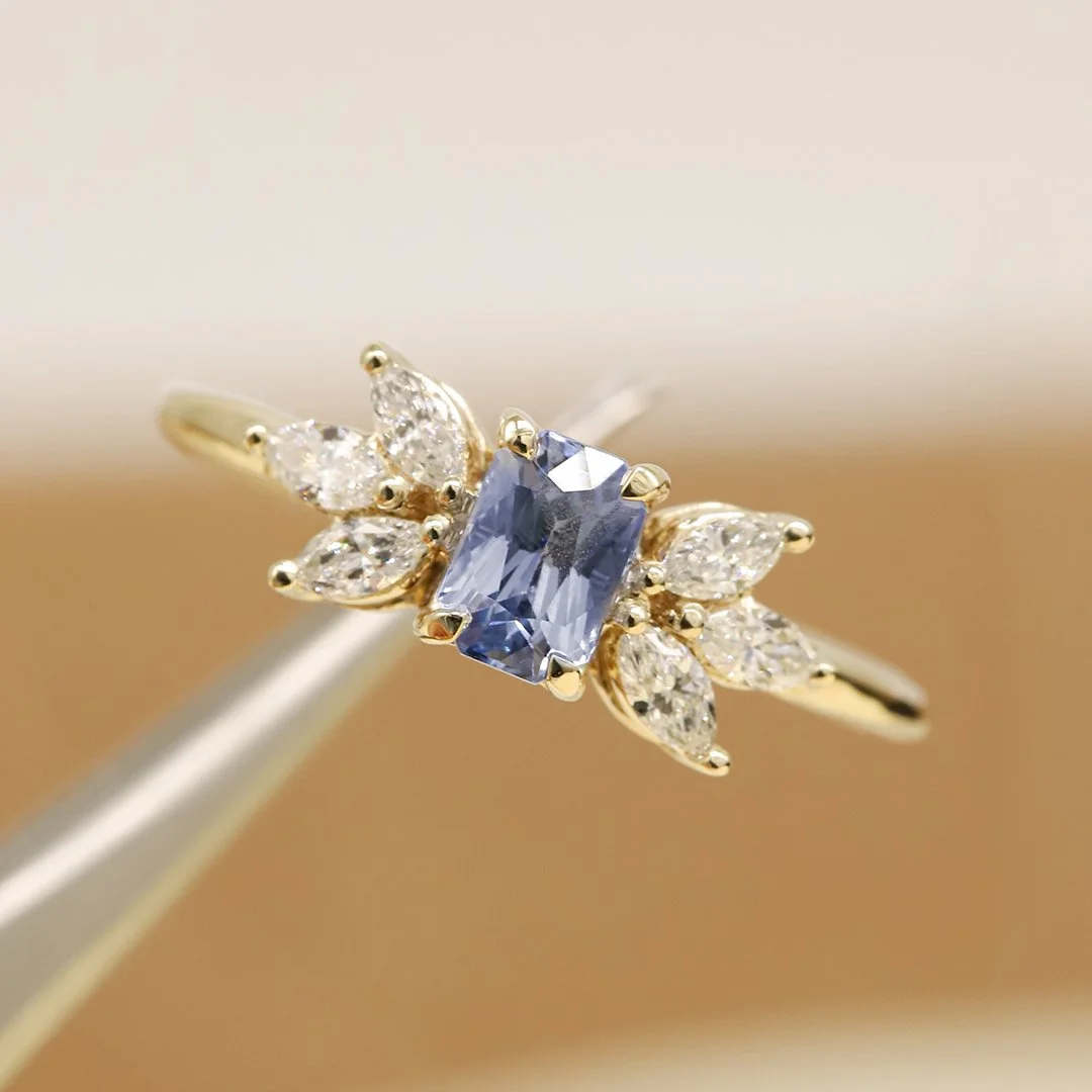 Anillo oro amarillo 14k con zafiro azul y diamantes lab - TUGARIM