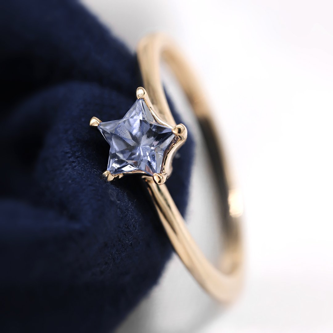 (Maretta) Anillo de oro amarillo 14k con tanzanita estrella - TUGARIM