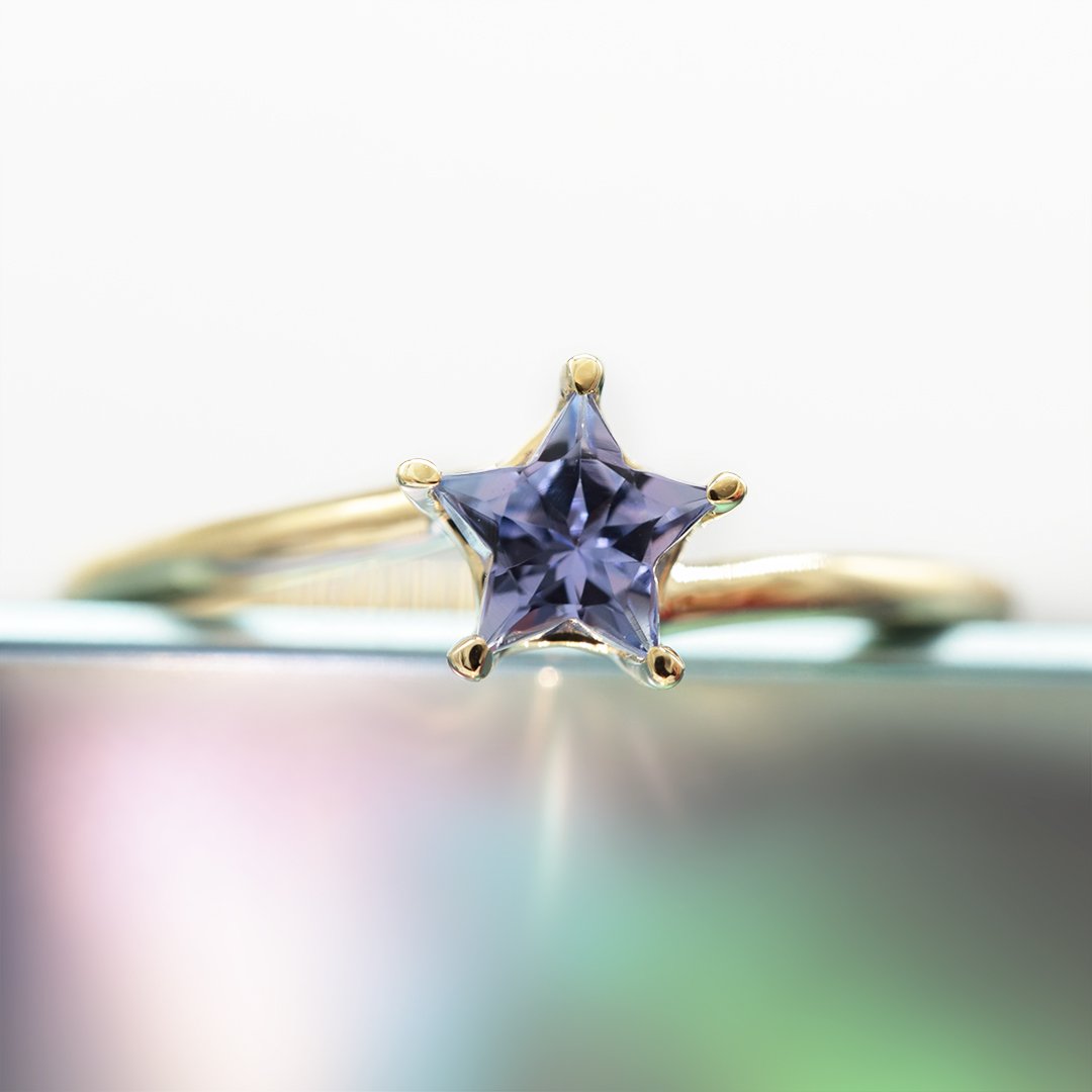 (Maretta) Anillo de oro amarillo 14k con tanzanita estrella