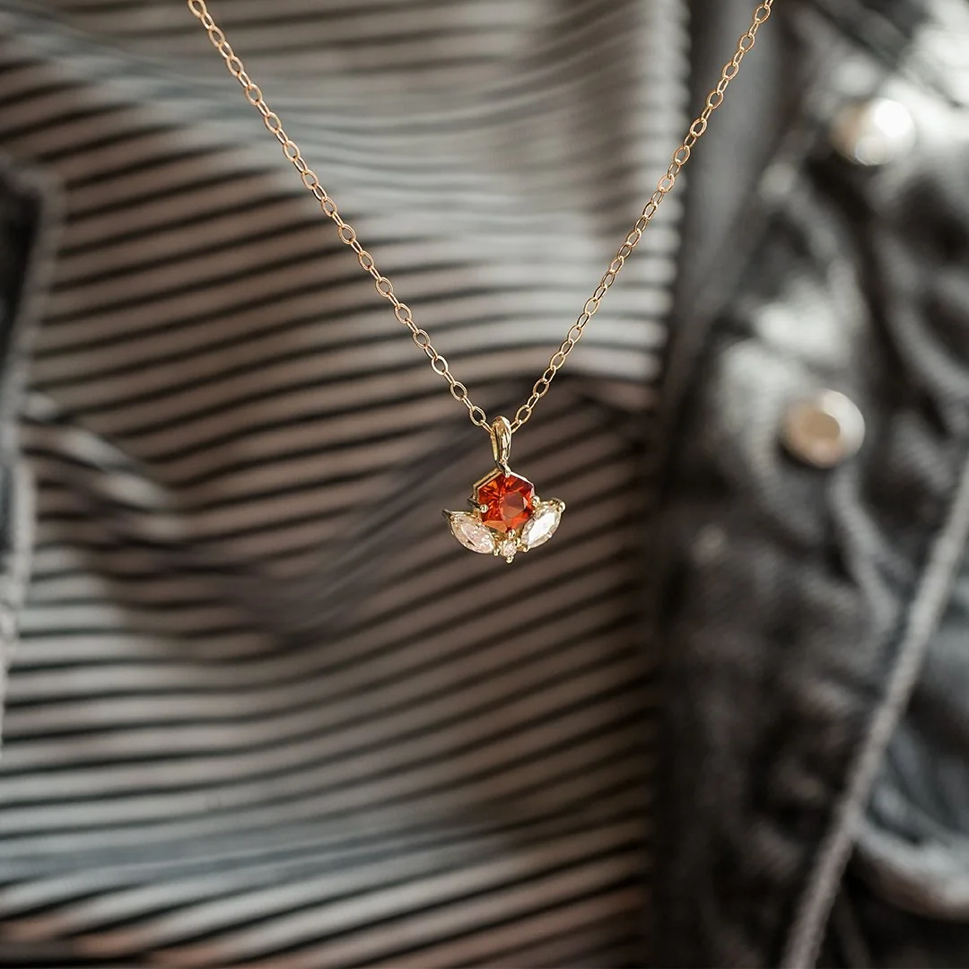 (Fénix) Collar de oro amarillo 14K con granate naranja hexágono y moissanitas - TUGARIM