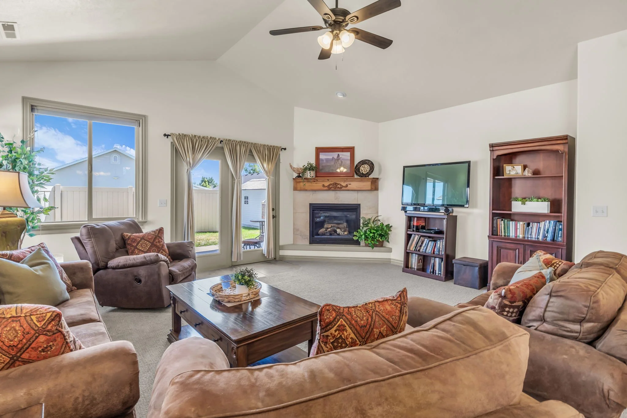 20-web-or-mls-1941-trailside-dr.jpg