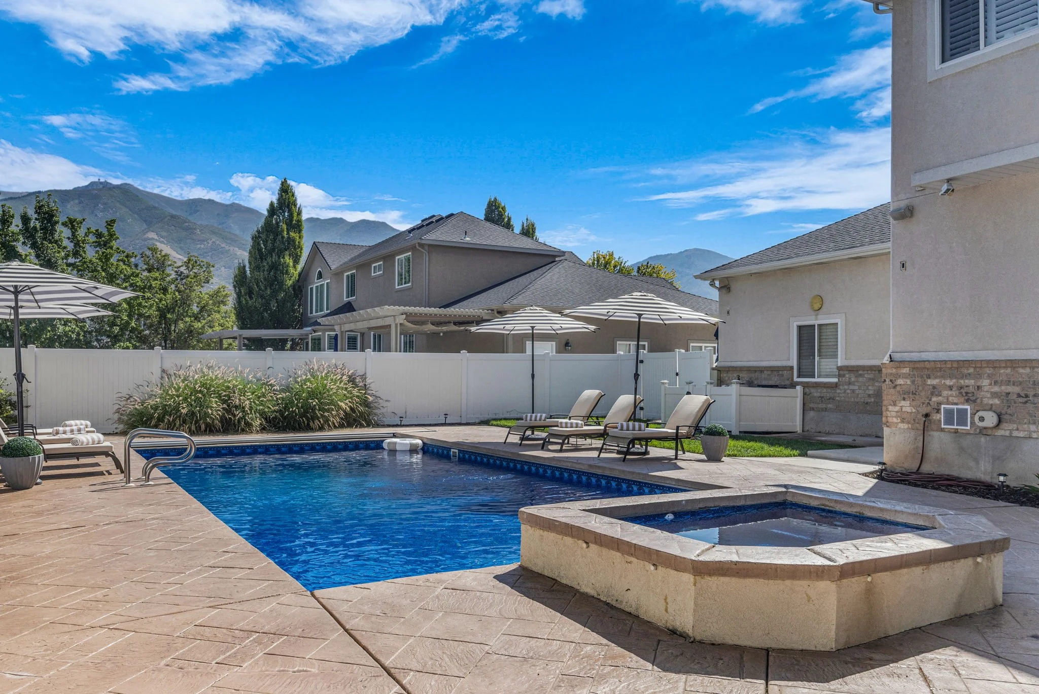 54-web-or-mls-557-warm-springs-dr.jpg