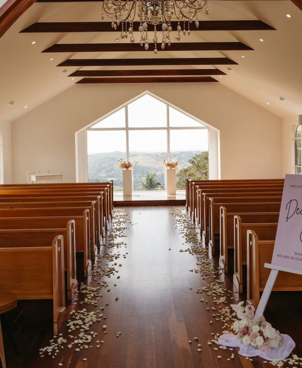 Ceremony details for Jemma and  Declan 🤍
Bride &amp; Groom - @_jemsmith
Venue - @summergroveestate
Photographer - @wilde.visual
Florist - @wildebotanicals
#wildebotanicals #goldcoastflorist #floristgoldcoast #flowersgoldcoast #goldcoastflowers #byro
