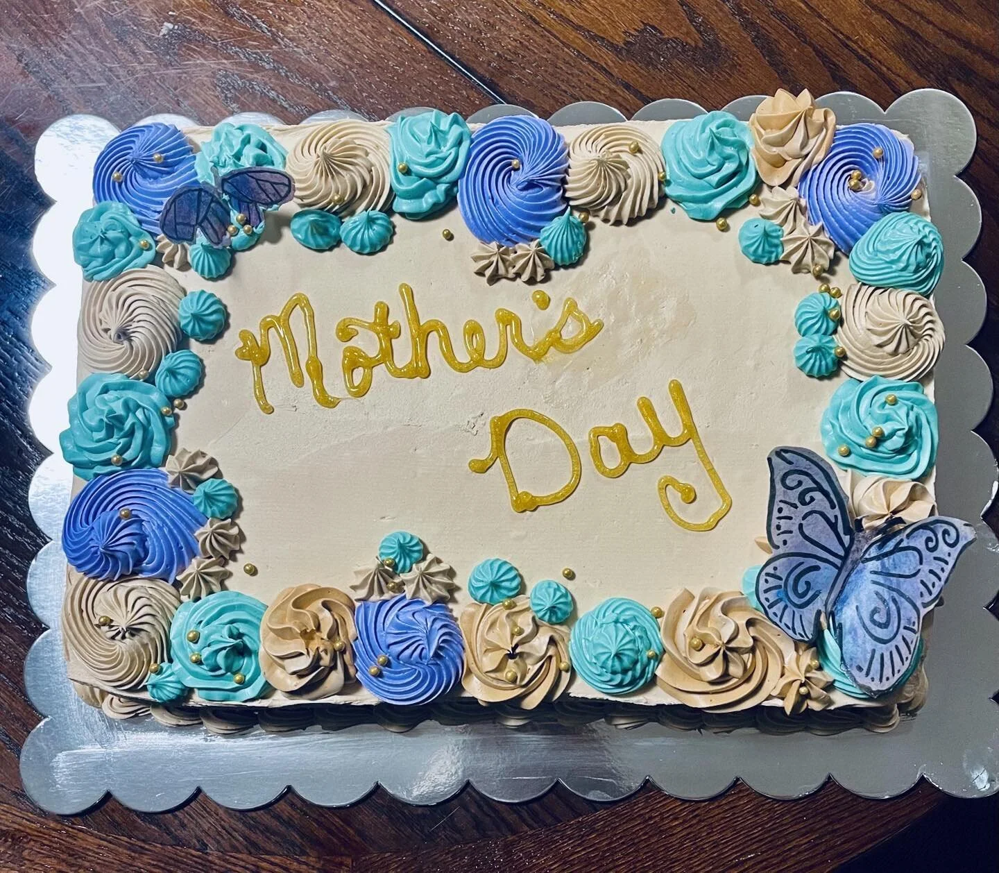 #MothersDay #Whitecake #Creamcheeseicing #ediblebutterly #12inch2layersheet #VisitsKitasKitchen&amp;MoreLLC