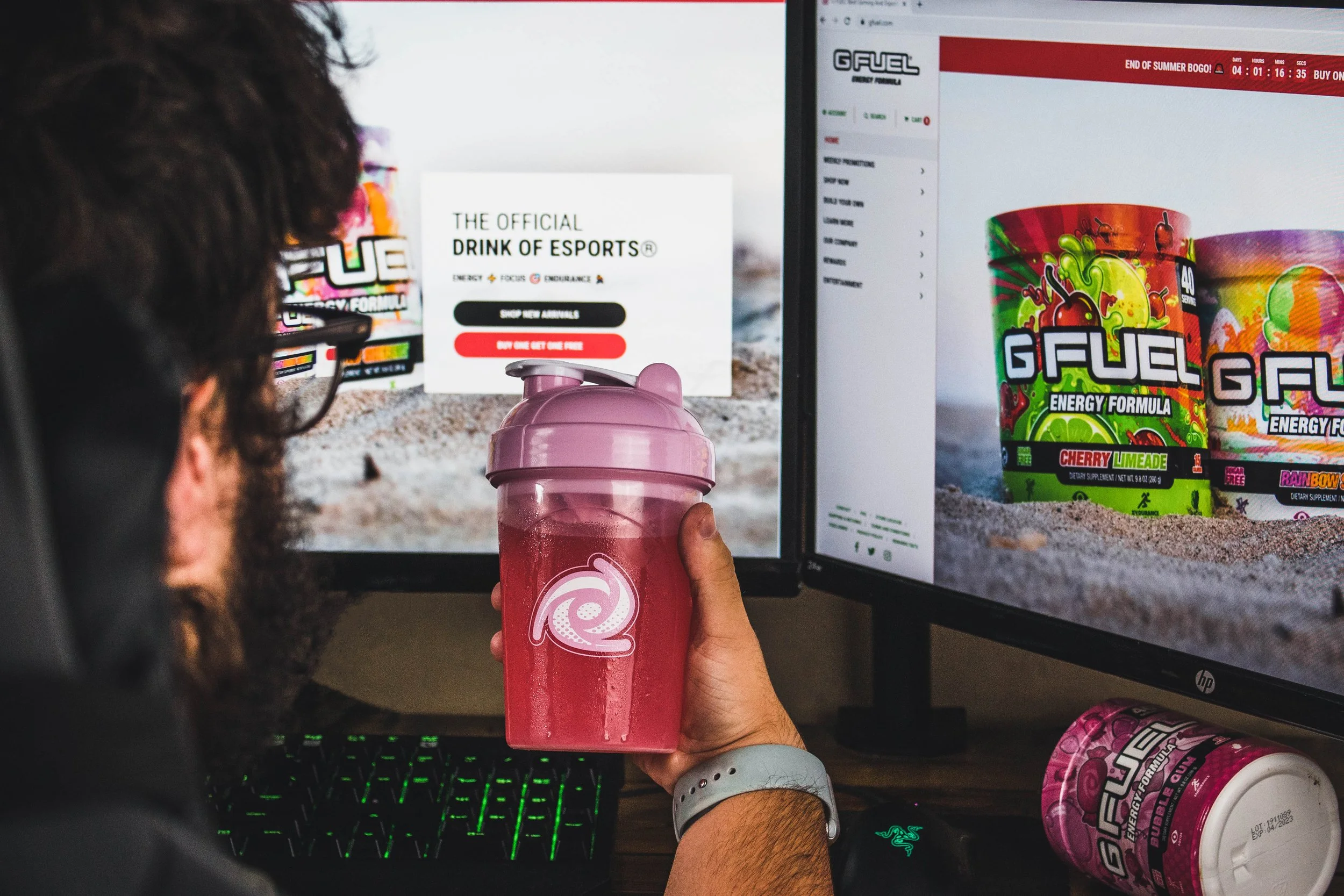 BUBBLEGUM HOLDING-2.jpg