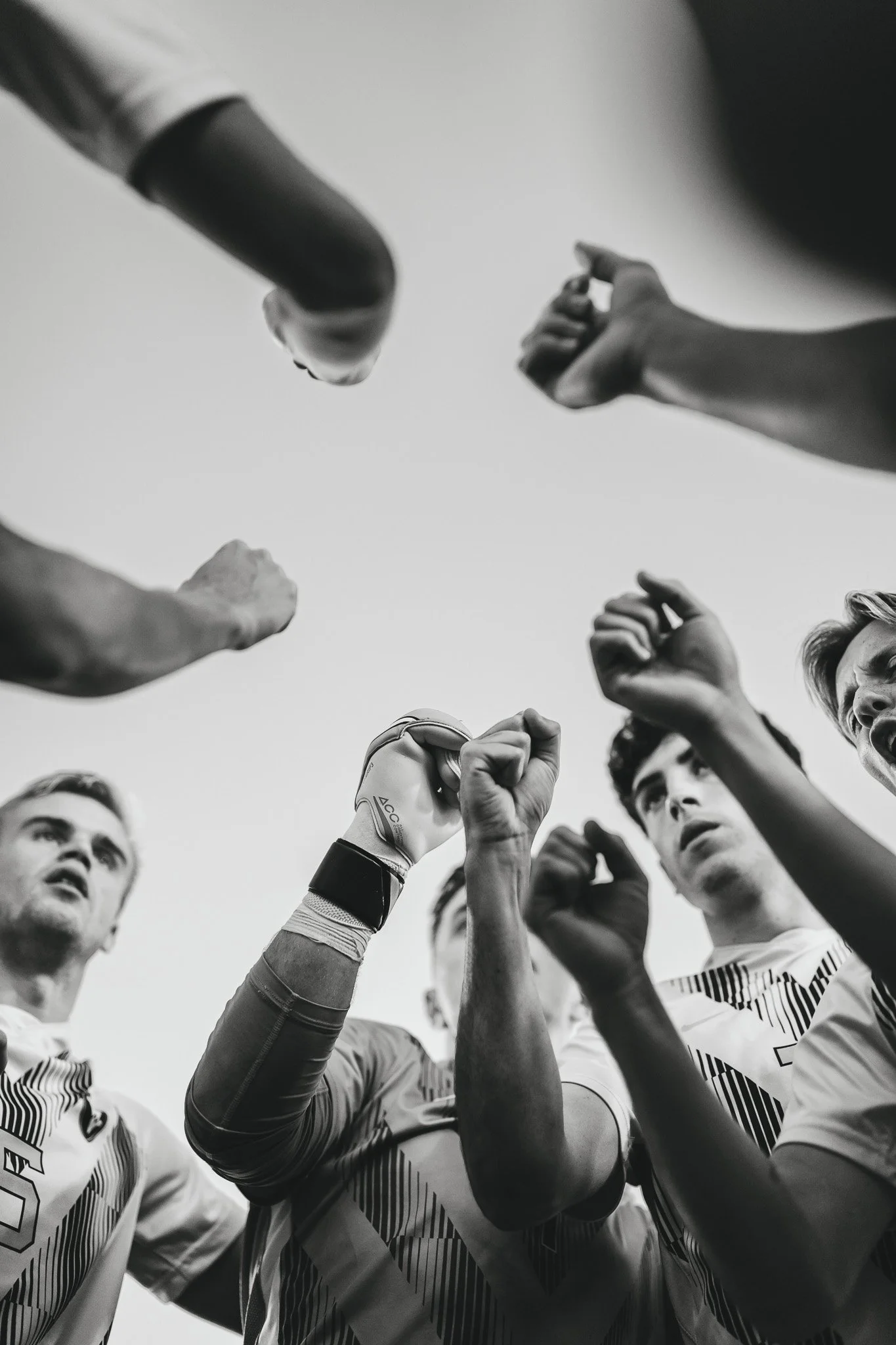 20230919_MSOC_WVUvsUD_Pregame_Team_Huddle_BW_JSR_1.jpg