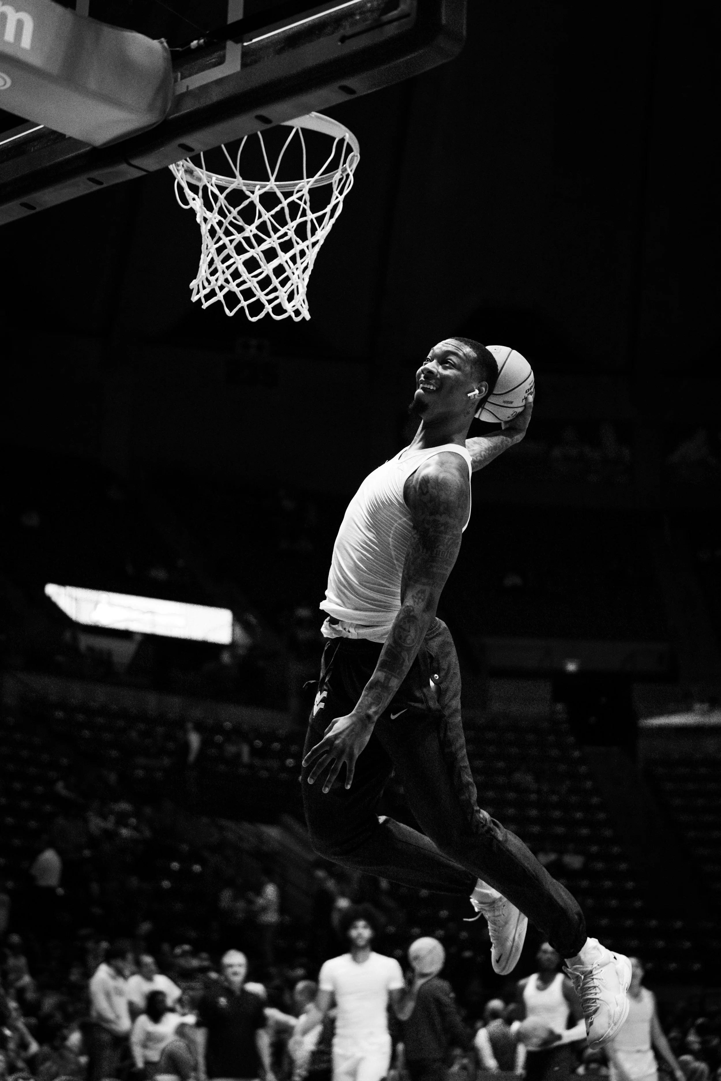 120821_WVUvsUCONN_Gabe Osabuohien Dunk 2 BW_JSR.jpg