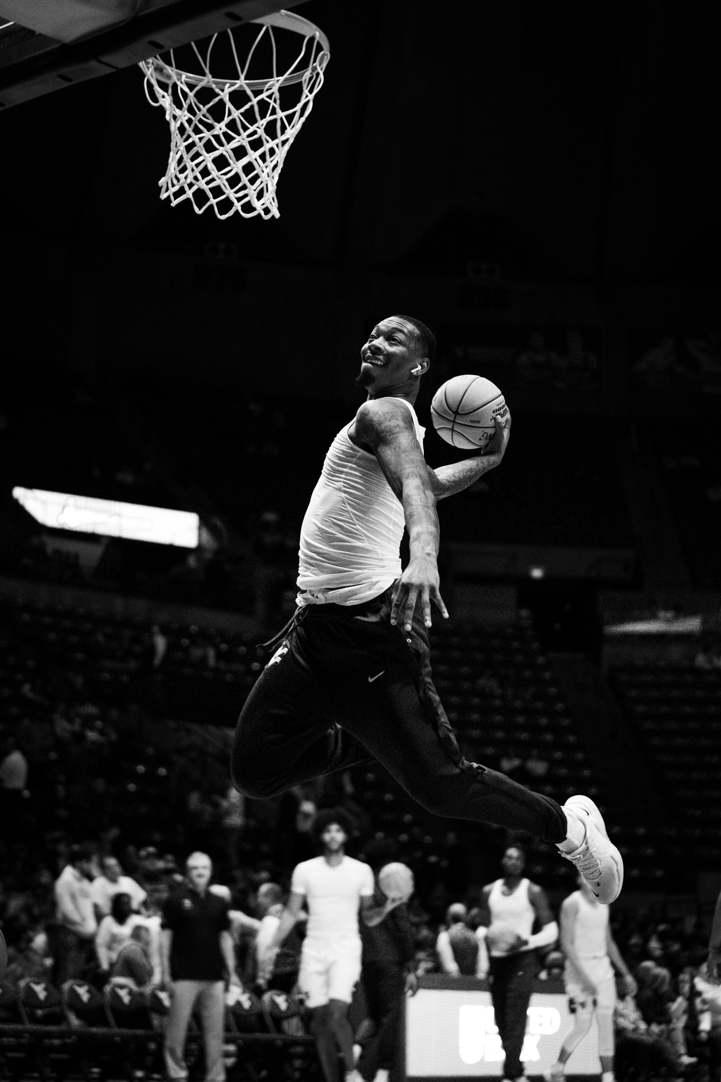 120821_WVUvsUCONN_Gabe Osabuohien Dunk 1 BW_JSR.jpg