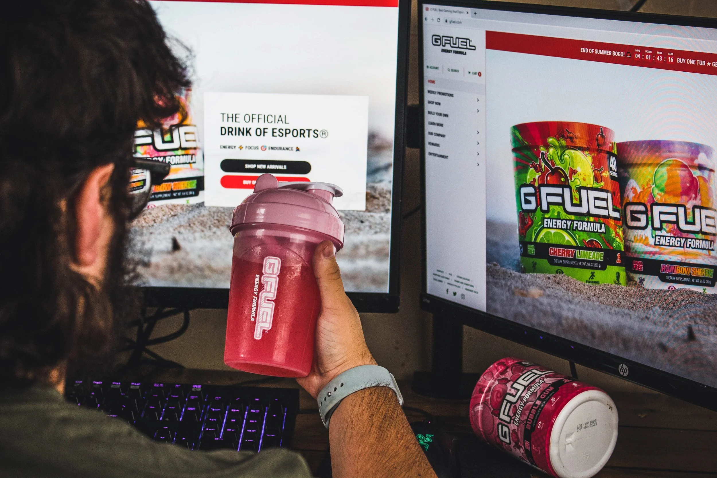 BUBBLEGUM HOLDING.jpg