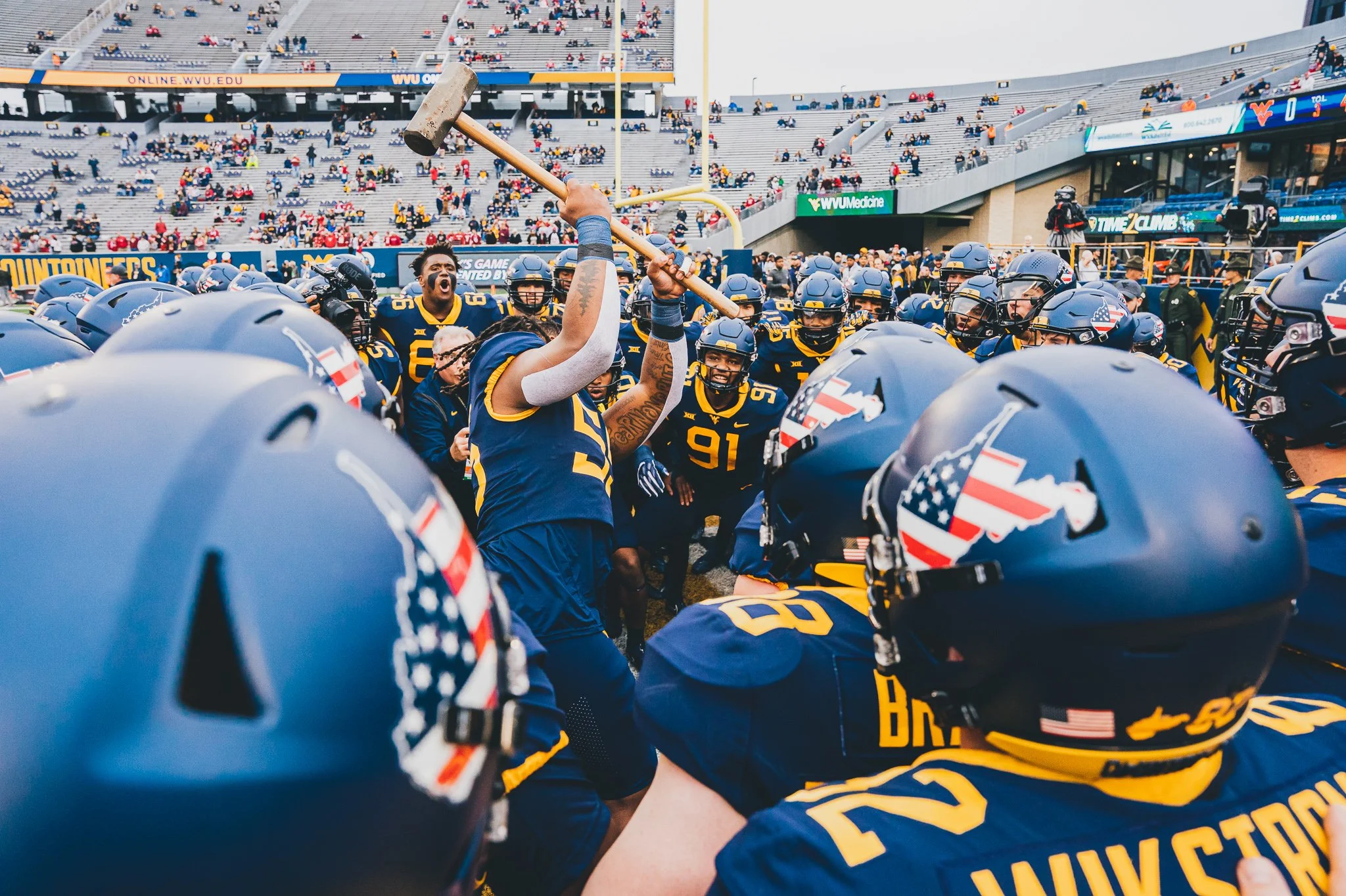 20221112_FB_WVUvsOU_Pregame_Hammer_JSR.jpg