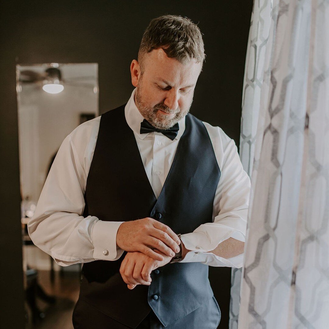✨ATL Brides. . . .The grooms need a place to hang too!! We took a lot of time designing a place just for them with lots of mirrors for your guy to make sure he is looking sharp as he gets ready to meet you down the aisle.

 🤩A perfect man cave with 