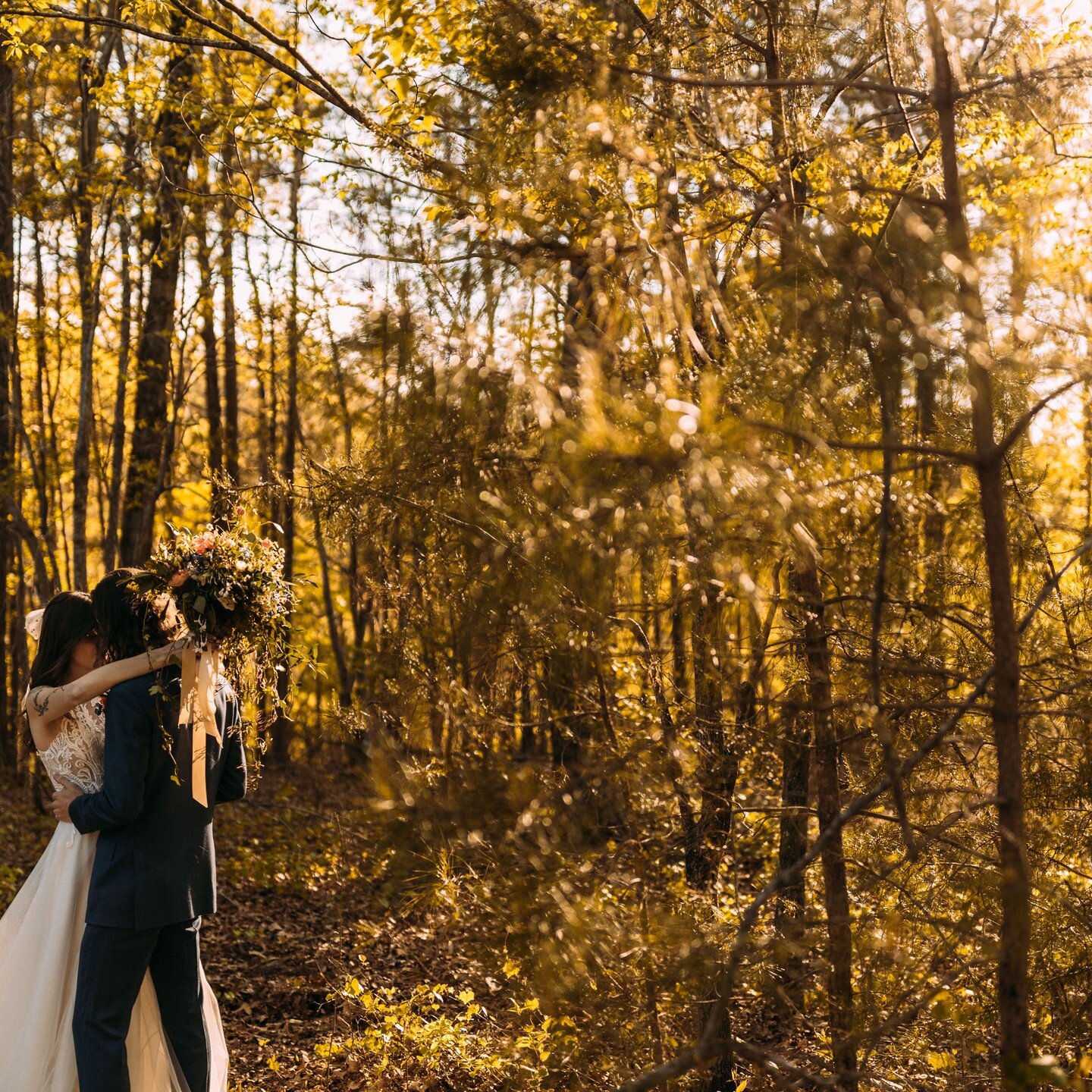 🍁🍂 Fall wedding vibes. . Curious what your fall wedding at BHG could look like?? Just check out this beautiful couples pics! 

Photos: Jim Wright
Bradfordhouseandgardens.com

#gardenwedding #fallwedding #bradfordhouseandgardens #bradfordhouse #atlv