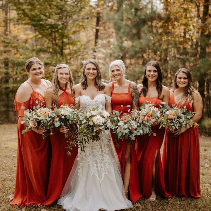 ATL Brides. . . The &quot;ber&quot; months are coming!! That means its wedding season in Georgia!😍 
🍁🍂 Adding a natural backdrop of the leaves changing colors does so much for your wedding. Surrounded by woods and the lake, we can't help but get s