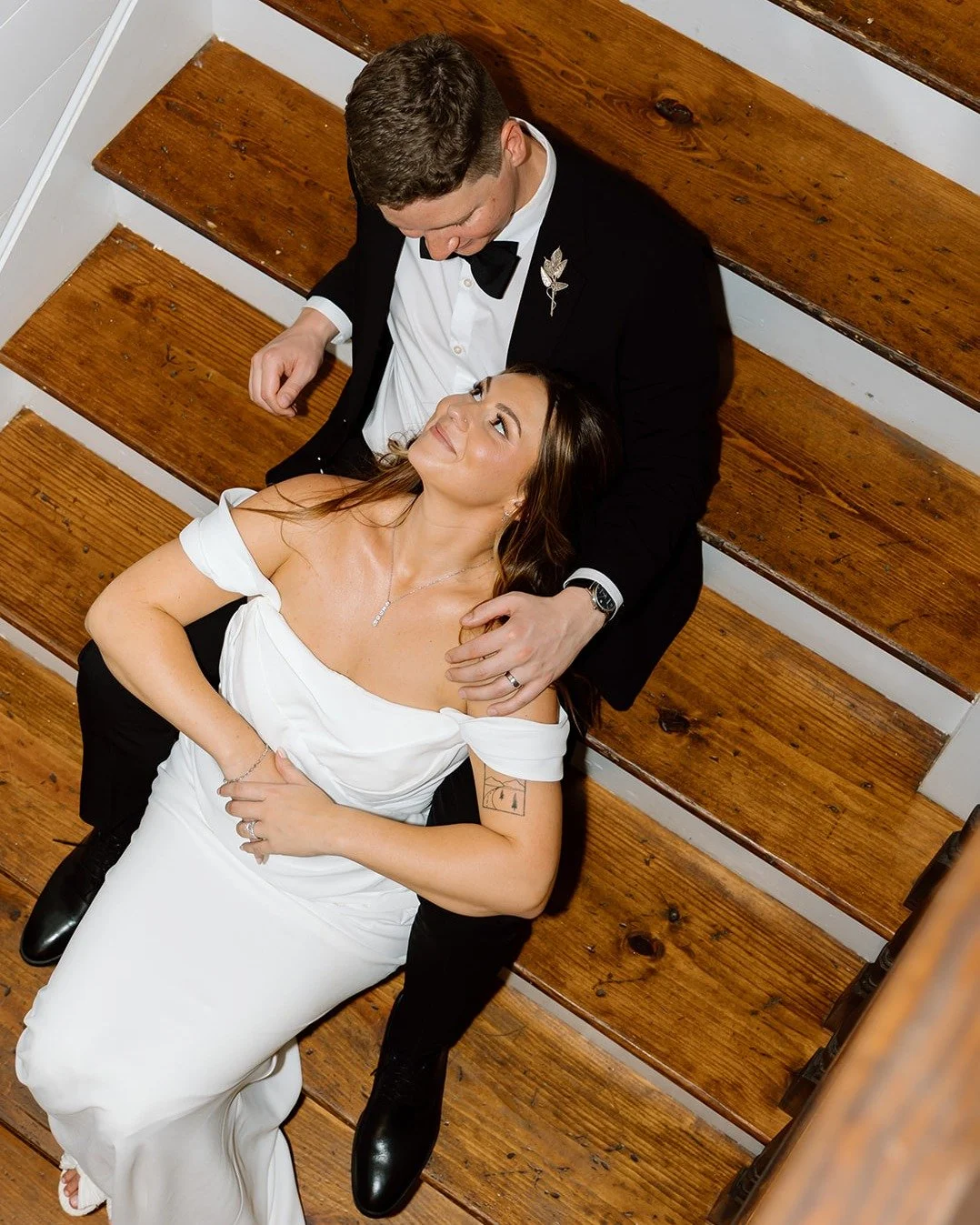 Y'all know I love the stair photos! 🍻🥂

Schedule a tour and see why you want to be a BHG Bride!

bradfordhouseandgardens.com
@lindseymckinnonphotography 
 #fallweddinginspration #fallweddingseason #funweddings #georgiaweddingvenue #weddingparty #tr