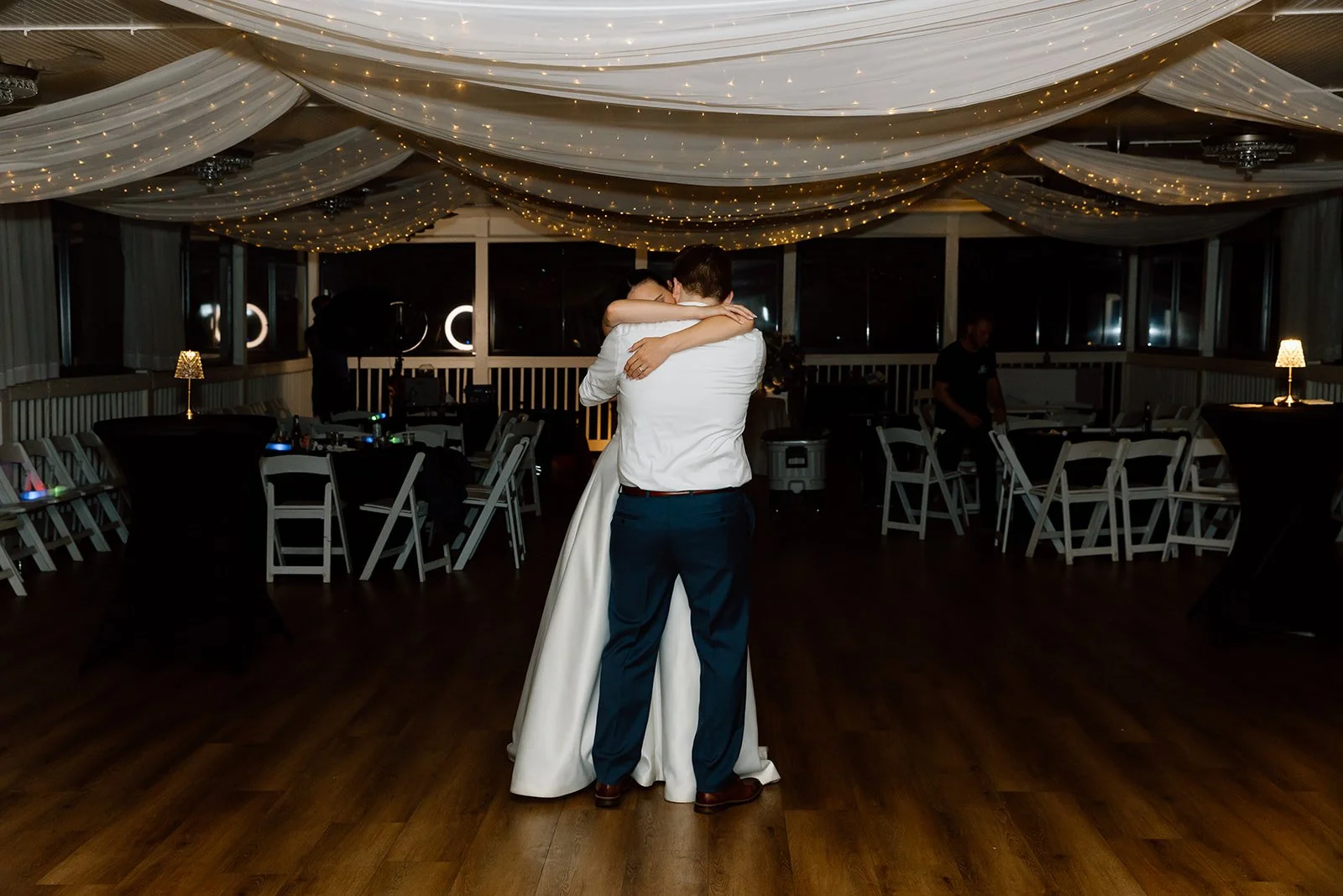 A beautiful private last dance after the best day ever! ❤️🩷❤️🩷❤️🩷💕

@lindseymckinnonphotography 
 #fallweddingseason #woodsywedding #intimatehousewedding #blueandwhitewedding #dancingunderthestars✨ #georgiaweddingvenue #happilyeverafter #weddingp