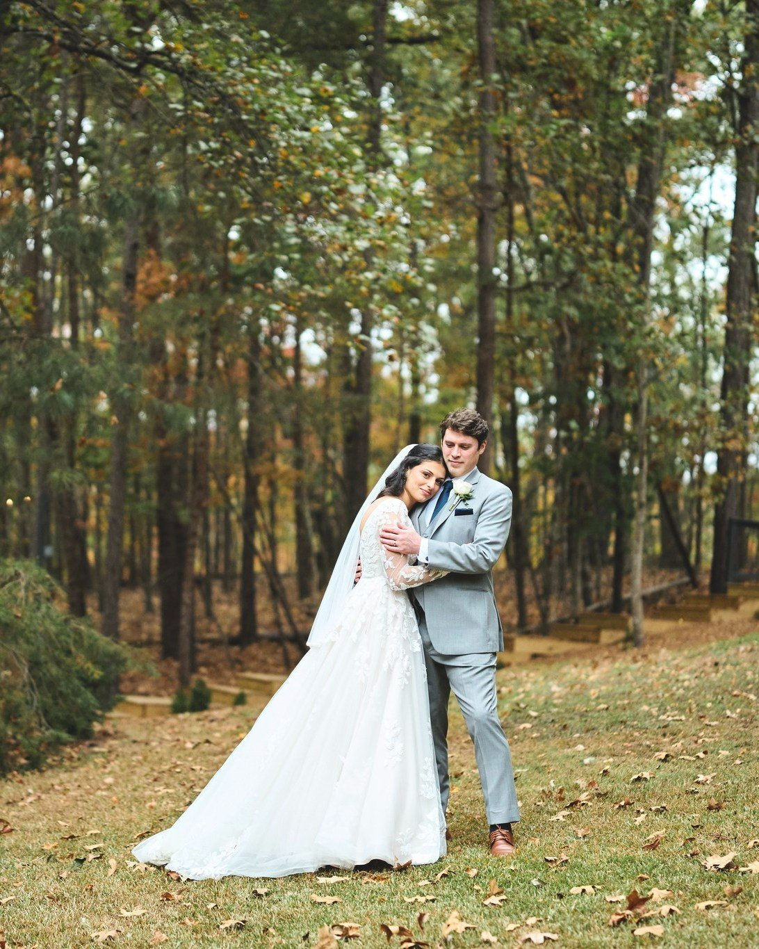 🍂 Our first Fall with our new Ceremony site has been a huge success.  We are so happy that we opened up this opportunity for brides who want the beautiful woods to add to their wedding day vibe. 

Now is a great time to see the outdoor space in pers