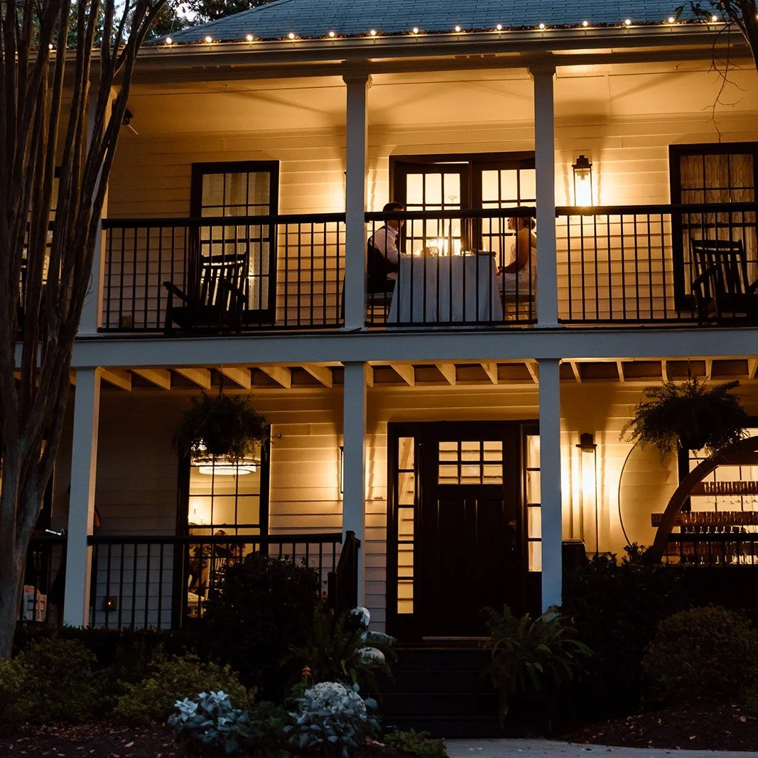 Winter weddings allow for an early sunset which provides a super romantic private dinner vibe. 🍽️🍺🍷

You can choose to eat with your guests or have a private candle lit dinner for 2 on your wedding day.  Sometimes you just need a few minutes alone