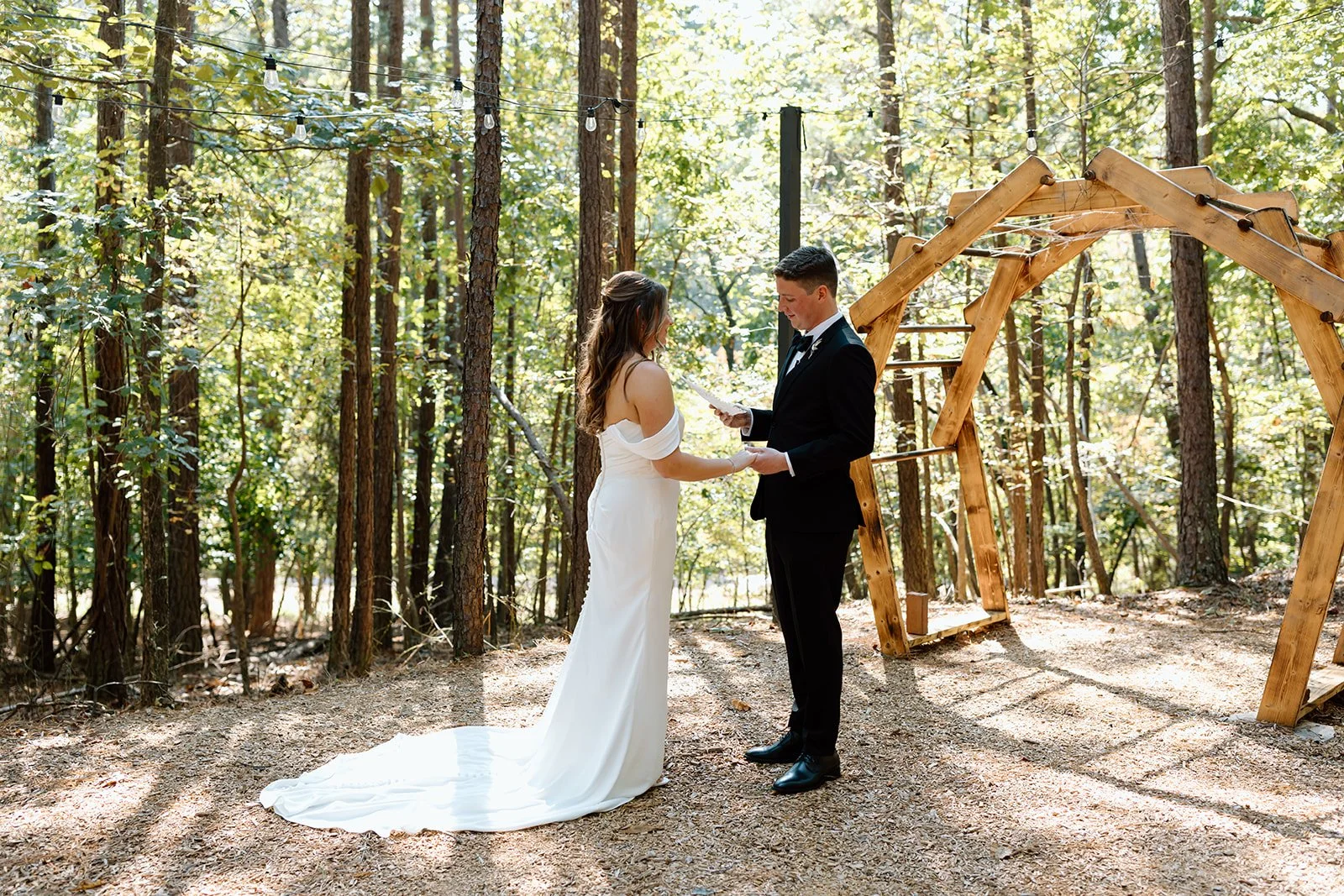 Yay!  You got engaged over the holidays!! Now what?? Look no further than BHG!  Our Open House is January 25th. . . RSVP today!
https://www.bradfordhouseandgardens.com/events

@lindseymckinnonphotography 
 #intimatehousewedding #intimatewedding #trul