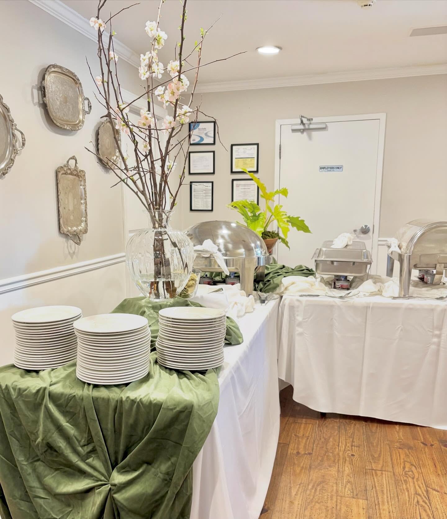 Beautiful Buffet from the Open House Sunday. @atlantaeventflorals 
#trulyallinclusiveweddingvenue #allinclusiveweddings  #flowerybranchvenue #greenandwhitewedding #weddingbuffet