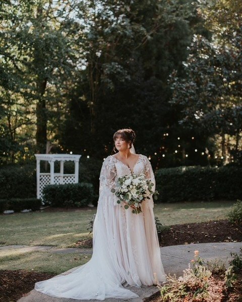 Beautiful Fall wedding vibes. . . want a Fall/Winter 🍂🍁/❄️wedding with some outside elements?? 

We will be happy to keep your guests toasty warm with our Fireplace, 2 fire tables and 6 outdoor heaters and because we are home of the Truly All Inclu