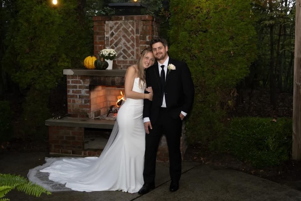 From beginning to end, we work with you to plan the best day ever! 🙌

We take a big idea of your wedding and break it into smaller bits to make planning fun and exciting.  Our job is to take the stress off you and make the day a great experience you