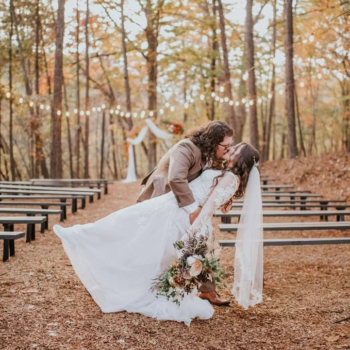BHG Offers both inside and outside ceremony sites.  Our newest woodsy wedding site is a huge hit, and you can totally see why. . . 👀

@atlantaeventflorals cooper and co photography  Bradford House and Gardens 
 #weddinginspirations #romanceisintheai