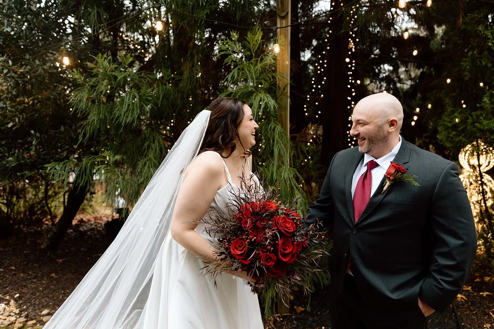 @atlantaeventflorals  will make your Christmas bouquets AHHHH-mazing!! (not to mention your tables!) 

@lindseymckinnonphotography @bradfordhouse_gardens 
https://www.bradfordhouseandgardens.com/contact-us
 #fallweddinginspration #allinclusivewedding