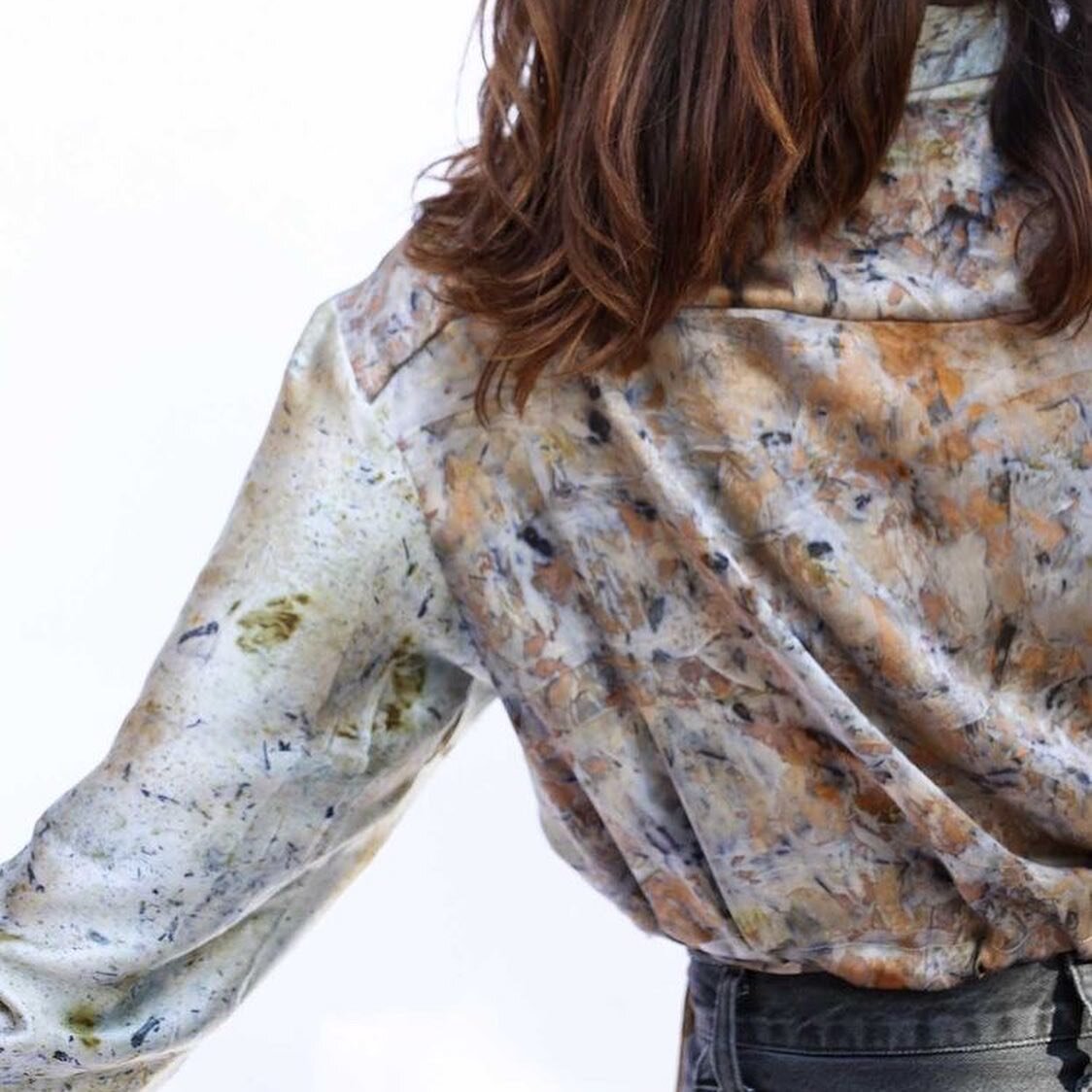 Just had to share this stunning shirt made by @adaspragg using my hand-dyed silks.

For these colours I used logwood, eucalyptus leaves, weld and rose petals with an iron mordant (these can all be found in our Bundle-Dye Kit) 

This gorgeous pattern 