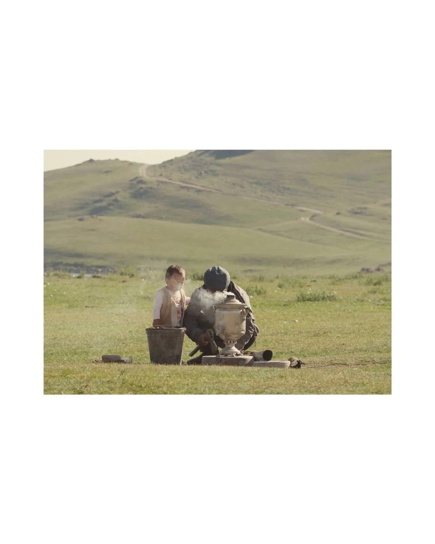 Und wieder bleibt sie am Zelteingang stehen, winkt herein. &quot;Hi,&quot; sagt sie und winkt nochmal. Wir winken auch. &quot;Bye,&quot; und sie torkelt auf ihren kurzen Beinchen weiter. Bis sie lachend zur&uuml;ckkommt. &quot;Hi!&quot; Ihre Mutter r