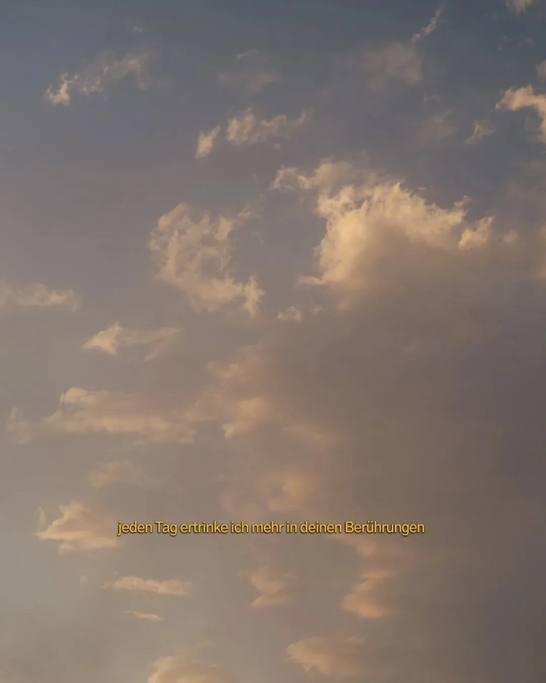 habe mal wieder in meinen Notizb&uuml;chern gebl&auml;ttert und dann mit unfold gespielt: Was ist euer i) liebstes Motiv ii) favorite Schriftart iii) ein guter Gedanke?

#gedanken #gedicht #lyrik #prosa #erinnerungen #liebesgedicht #liebeskummer #sch