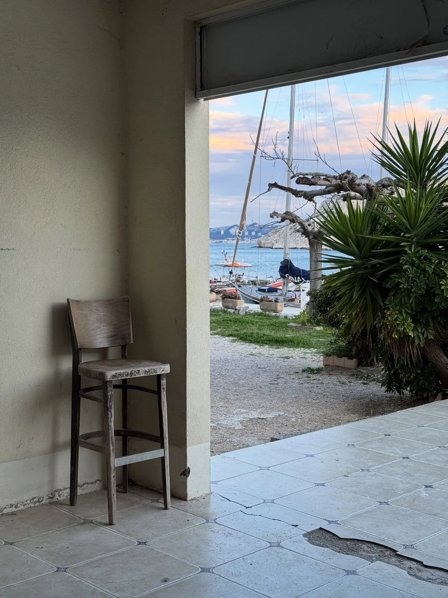 Moments that caught my eye in Marseille, part 1 🎣

1. On the &icirc;sle du Frioul
2. On my way to @centrephotomarseille 
3. Does it matter?
4. On the &icirc;sle du Frioul
5. On the way to Lunch, somewhere close to the station
6. On the way to brunch