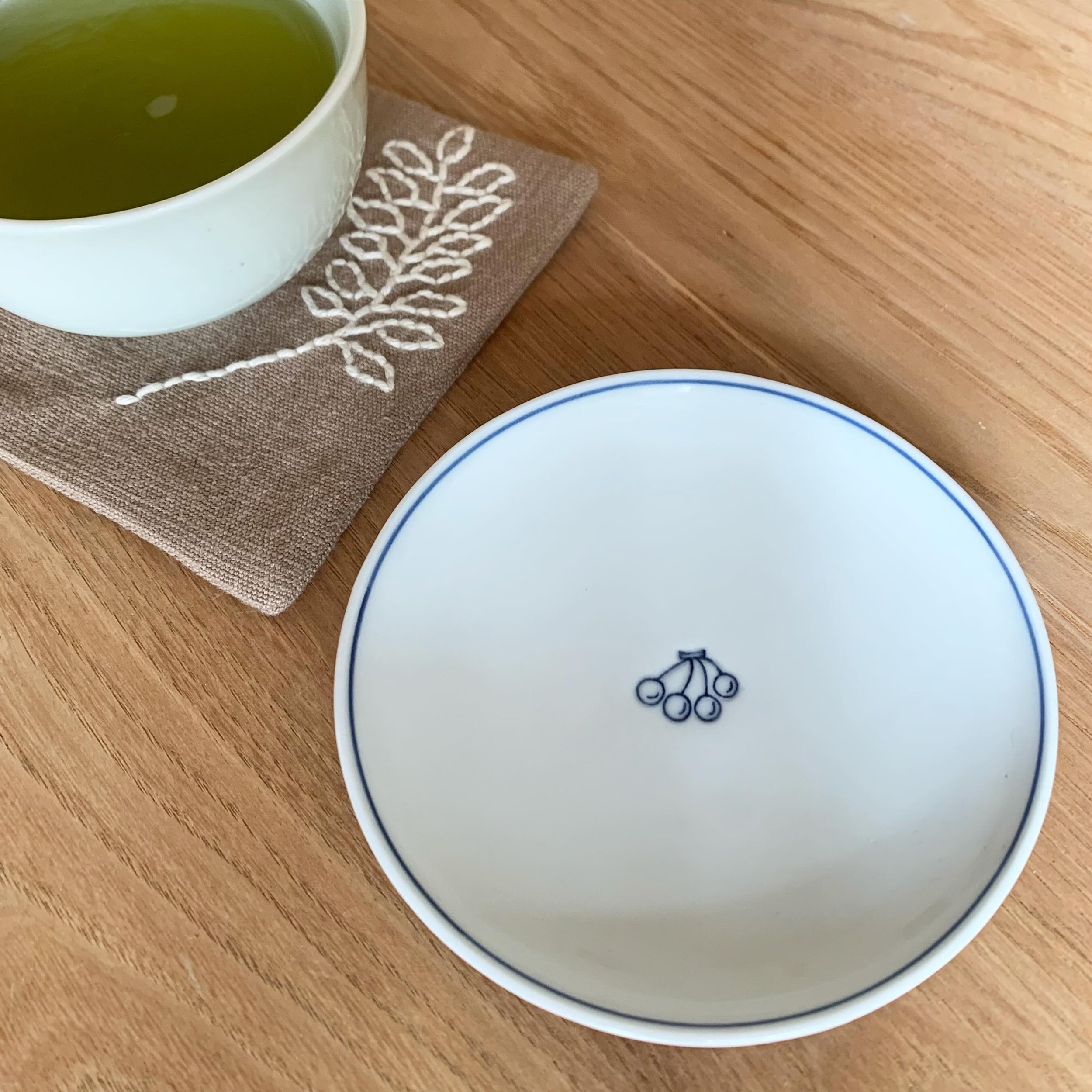 The cherry on top🍒

Beautiful small indigo kutani plate with cherries.
The plate is modeled after an ancient five-inch plate from kutani and fired in a Kutani kiln - renowned for producing porcelain since the Edo period.

The stamp is based on antiq