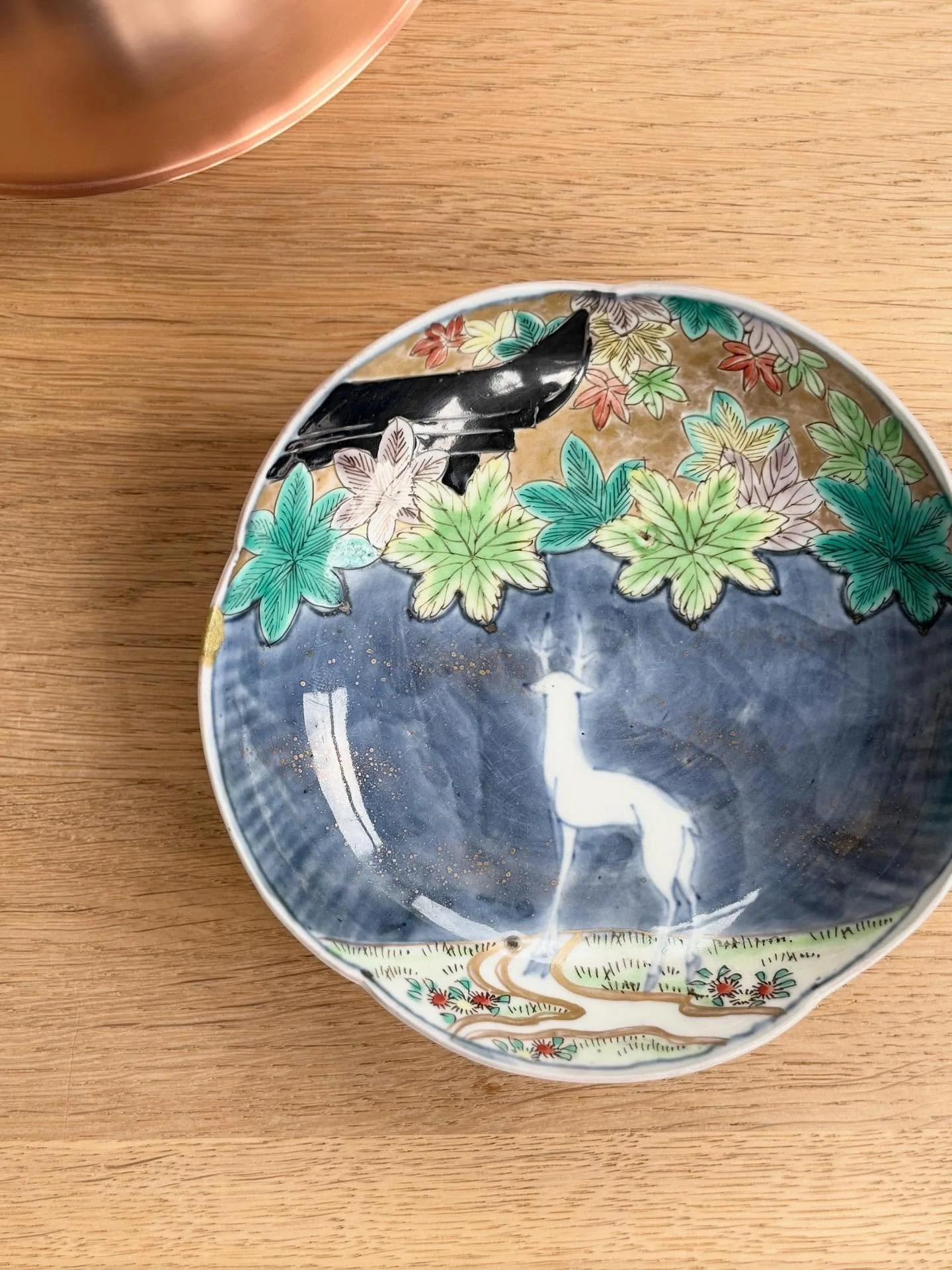 A favorite fall vintage piece🍁🍁🍁
Perfect for a little something sweet for your tea ritual🤎
Kintsugi repaired imari plate with design of deer and maple leaves.
Ø15,5 x H4 cm
Late Edo to Meiji, 19th-20th century.
Available at www.tystte.d