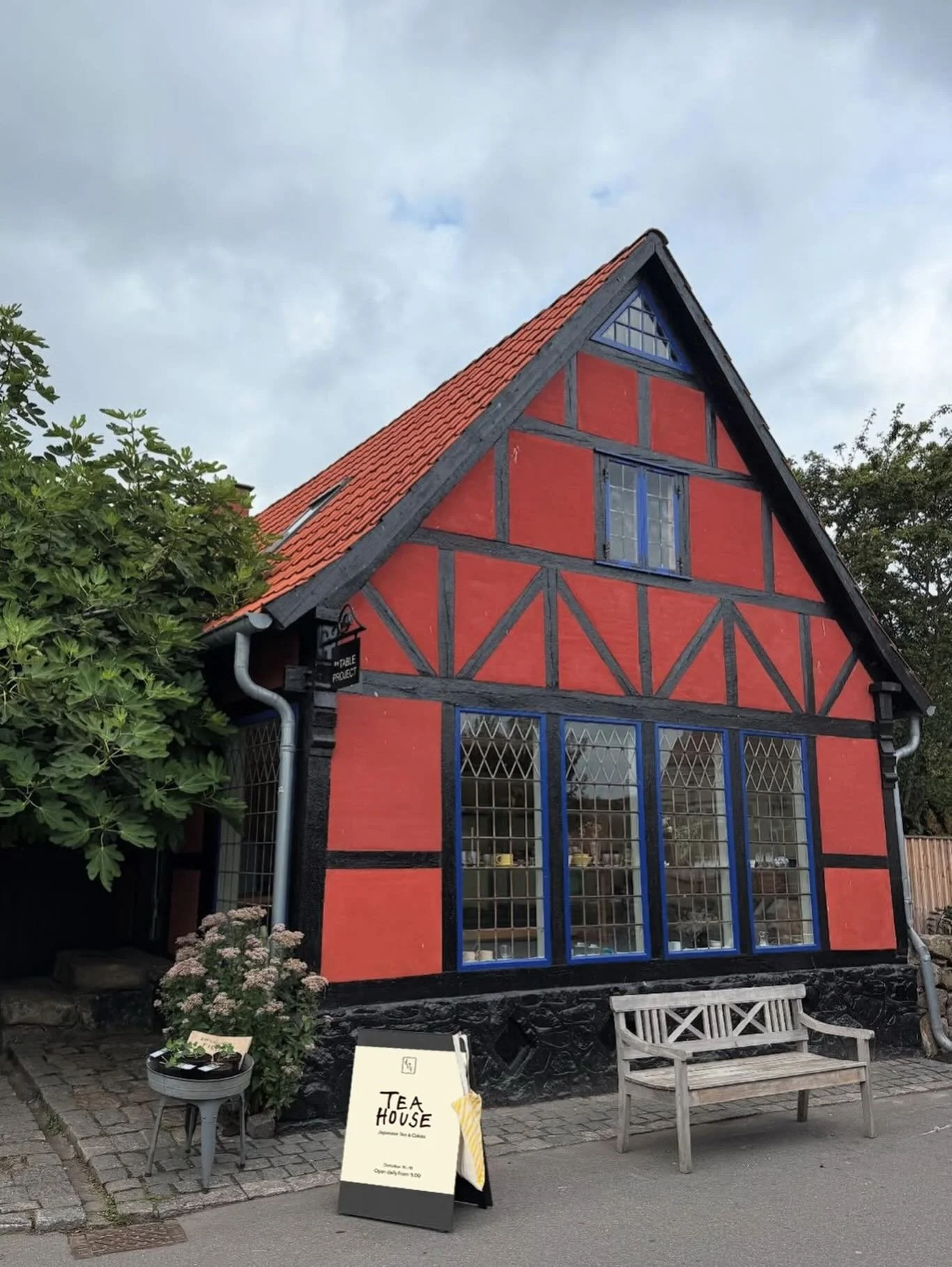 Autumn Popup in Gudhjem🍁🍁
Starting this Saturday and throughout the autumn break, I’ll be setting up a Tyst Te – Tea House inside the beautiful @the_tableproject space in Gudhjem. I’ll be there in the shop every day—brewing