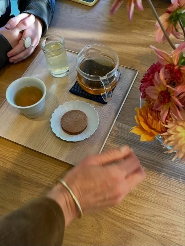 Hojicha Serving in Gudhjem🍁
Hojicha - Sand Roasted Artisanal Blend &
Pecan cookie with hojicha caramel.
Served with a glass of cold brew Sobacha on the side.
Cakes by @christinaivang @hjoernet.svaneke