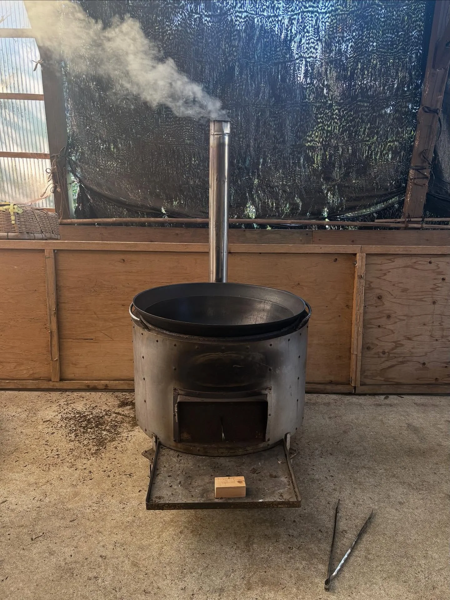 Bancha Roasting 🤎
 When I visited Mr. Miyazaki earlier this week, I was lucky enough to take part in the roasting process of our Organic Three-Year Aged Bancha.

The tea leaves, which had been maturing for three years, were first roasted at 170&deg;