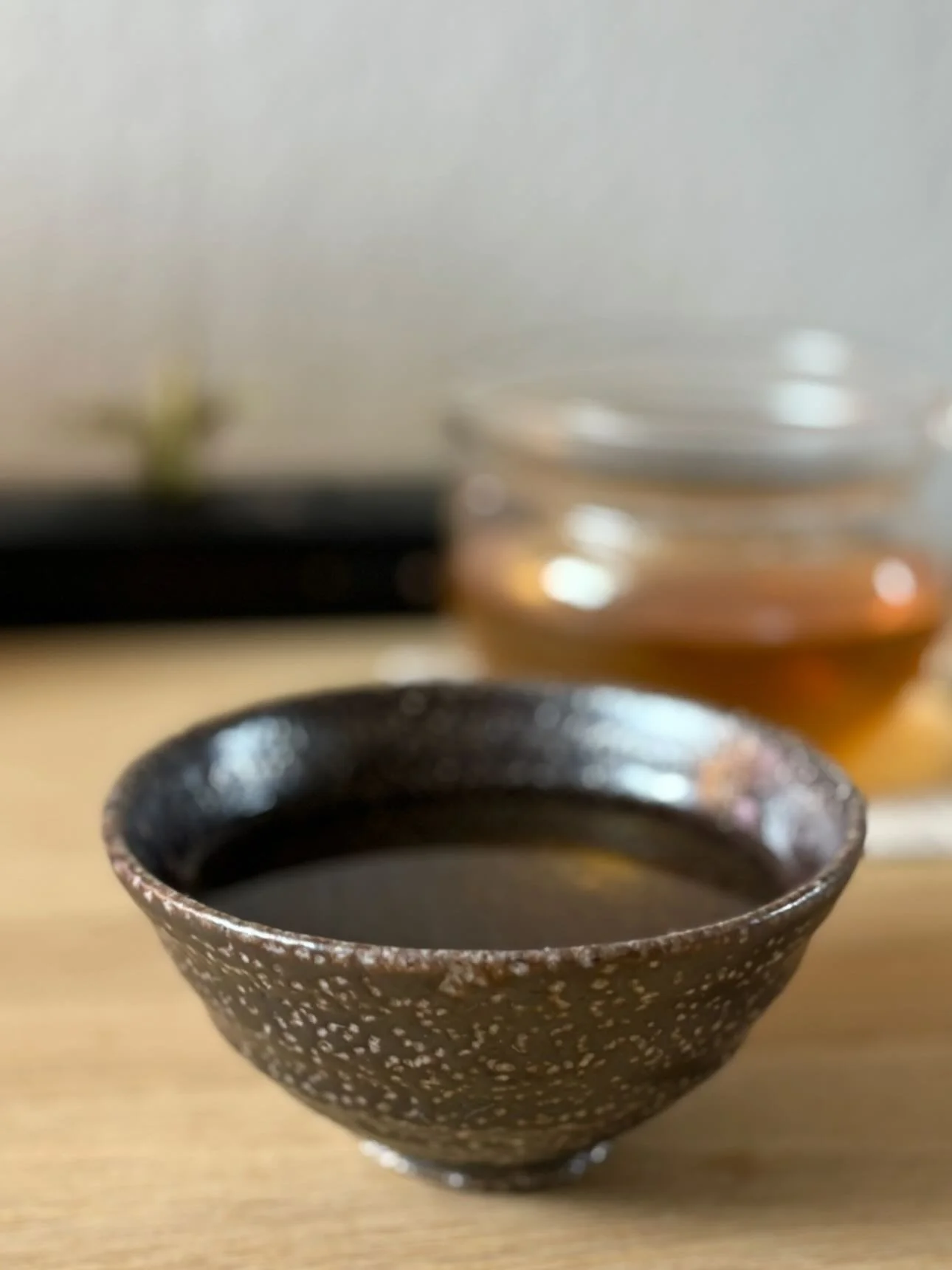 Galleri Sonja &amp; Tyst Te 🍵🍵

I am delighted to host two tea tastings at the beautiful @gallerisonja pop-up at @greensboghandel this weekend on Saturday and Sunday .

We&rsquo;ll explore three classic Japanese teas&mdash;Sencha, Hojicha, and Matc