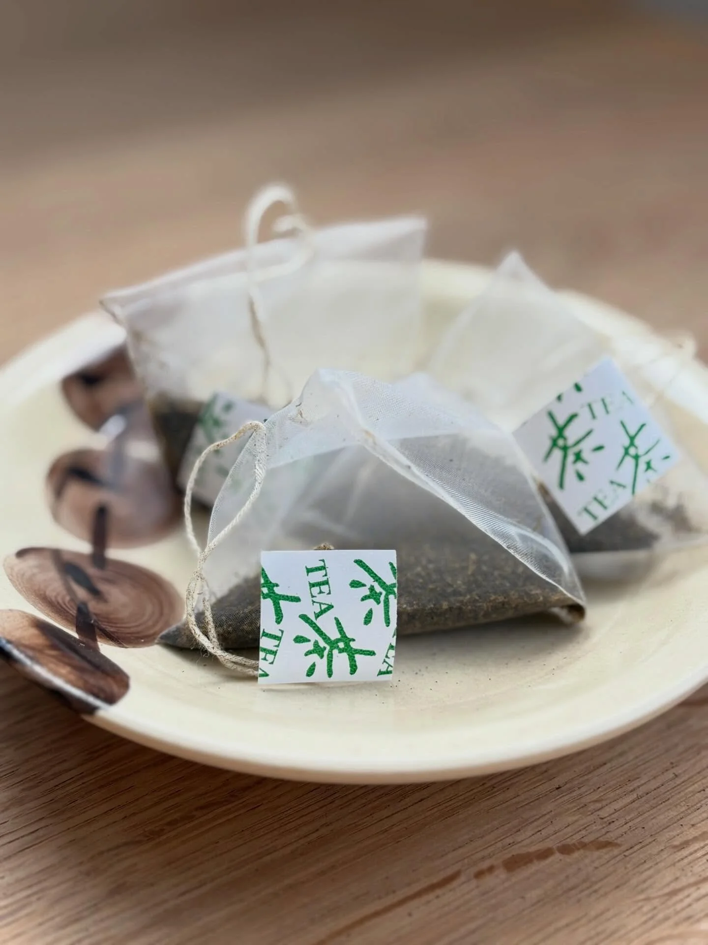 Hojicha Tea Bags🤎
The perfect companion on cold, snowy days❄️

A unique roasted Japanese green tea produced using the traditional kama-iri method&mdash;where the leaves are pan-fired instead of steamed, then roasted over high heat in the style of Hō