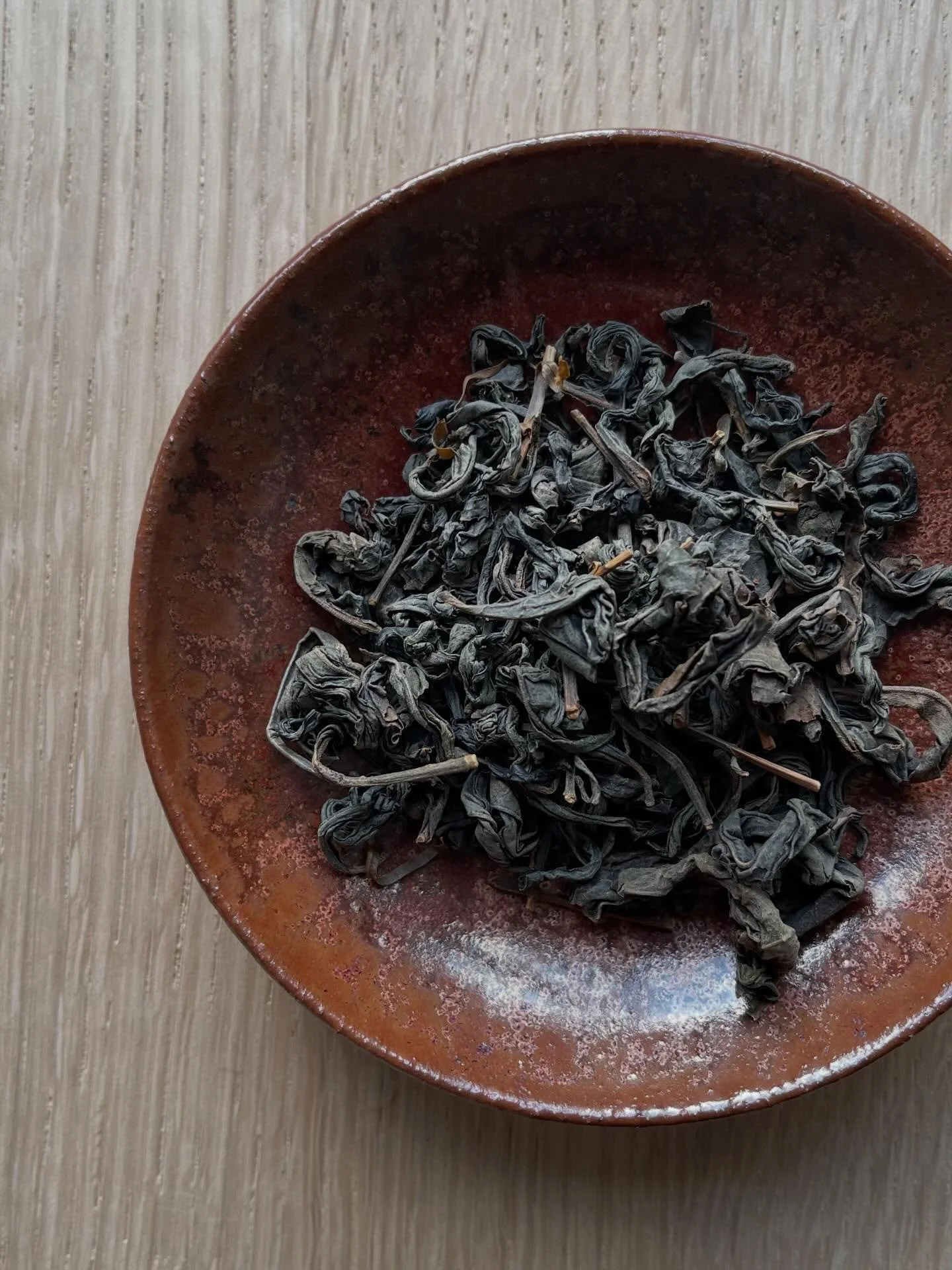 Wakōcha - Japanese Black Tea🤎

On a very cold day, there is something very satisfying about the warmth and strength of a black tea. Japanese black tea is light-bodied with distinct floral notes. And it pairs beautifully with another winter favorite&
