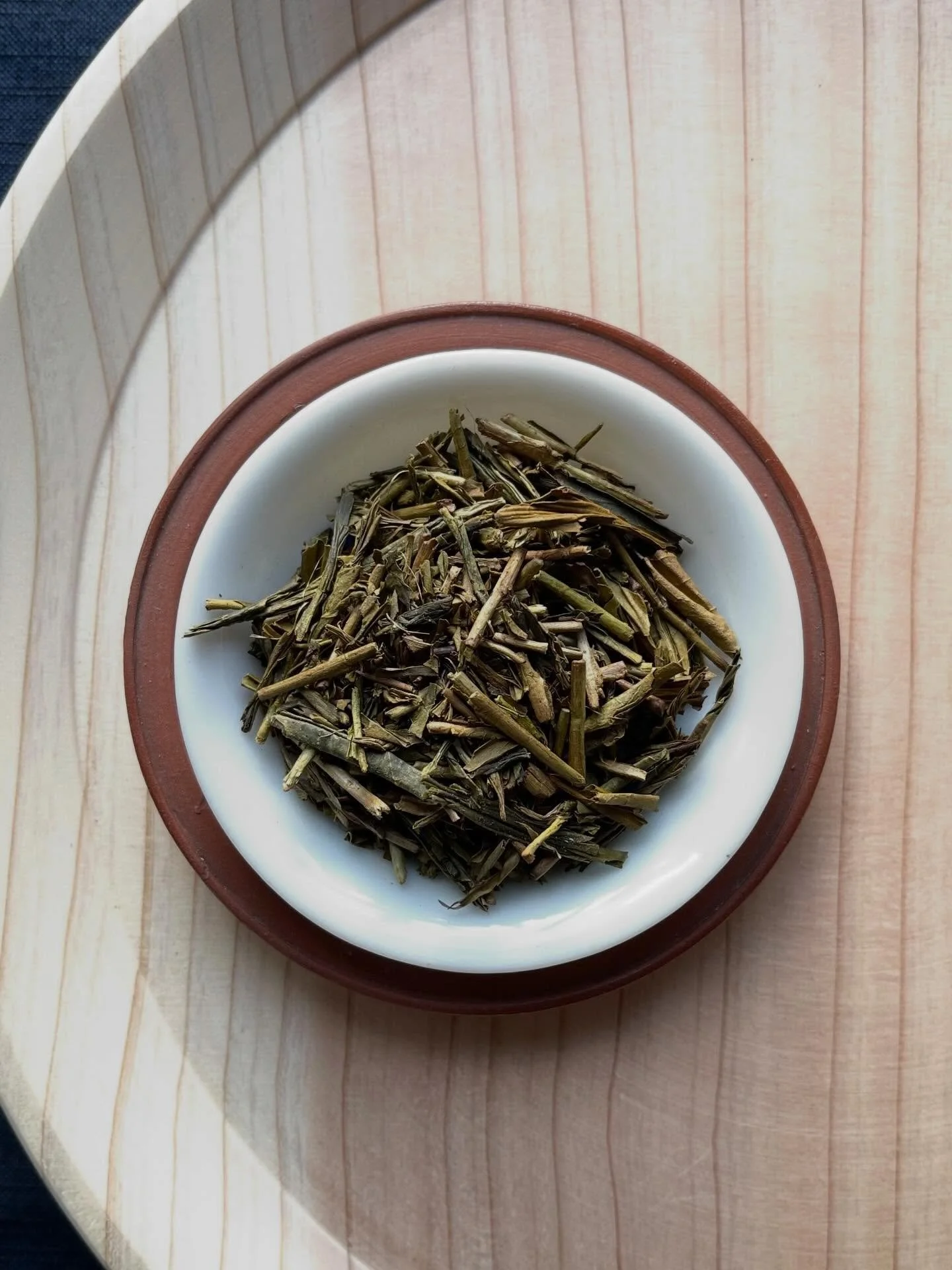 Hojicha. 
All day, every day on winter days❄️🤎

It&rsquo;s comfort in a cup and a warm hug on a cold day. Hojicha is a roasted green tea made with a mix of tea leaves and stems. The stems, once roasted, develop a warm and inviting nutty aroma, and t