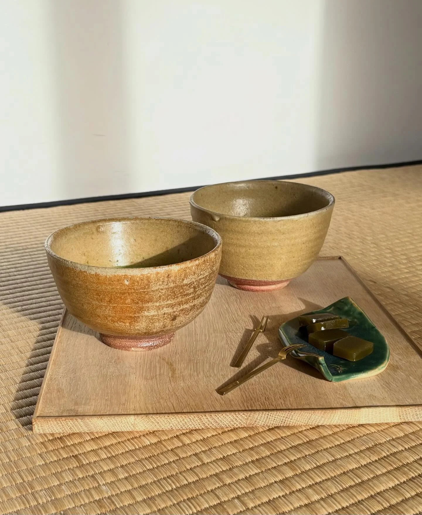 Beautiful and warm ocher color glazed vintage chawans by Japanese ceramic artist Nishioka Koju.

20th century, Japan.
Nishioka Koju (1917-2006)

Each is unique
Available at www.tystte.dk