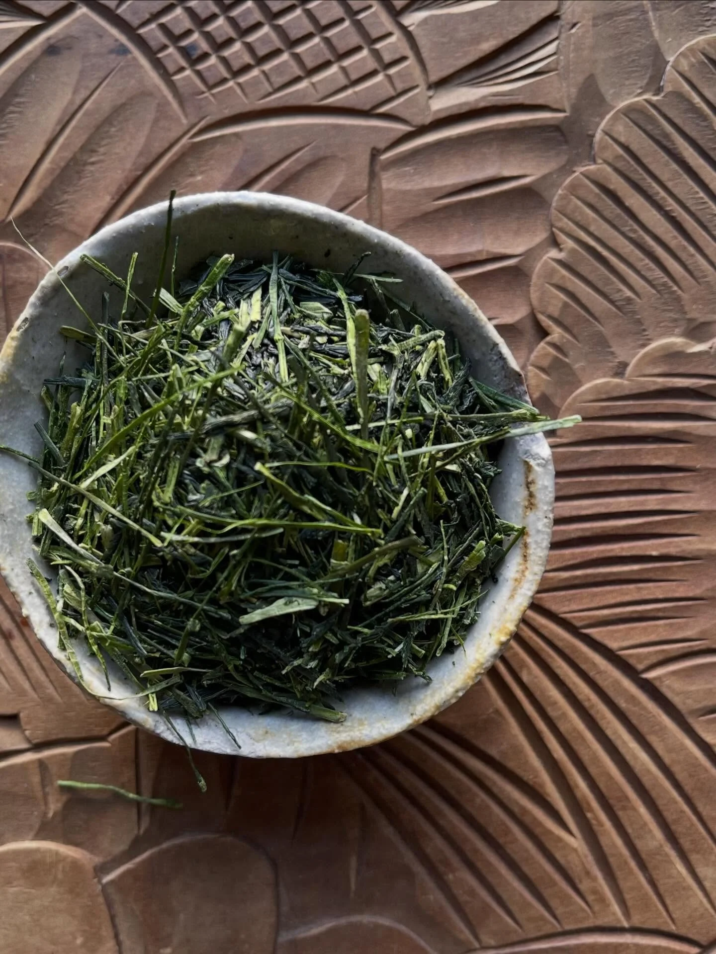 Organic Shibushi Karigane💚

A vibrant, bright green tea with a sweet, muscat-like flavor and a smooth, refreshing finish.

This premium Gyokuro Karigane is produced by Mr. Sakamoto in Kagoshima. It is harvested in early May and is made from a blend 