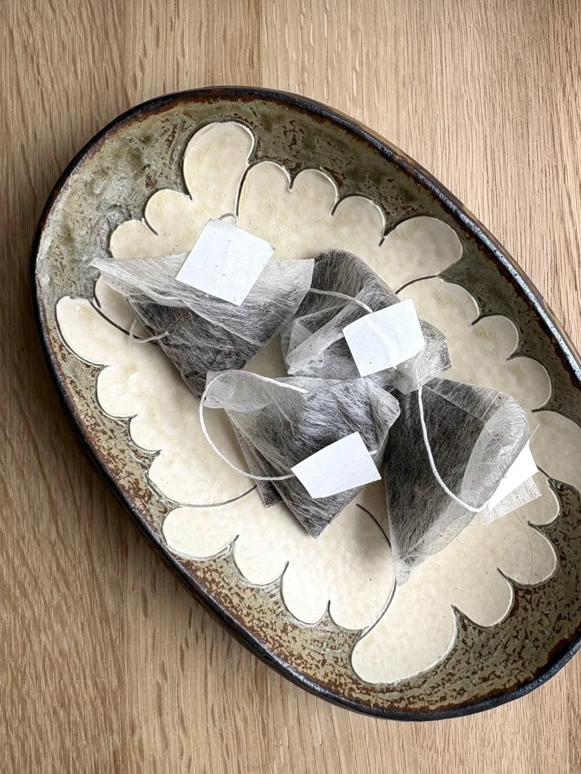 Organic Hojicha Tea Bags🤎
A Quiet Cup, Anywhere.

A unique roasted Japanese green tea produced using the traditional kama-iri method&mdash;where the leaves are pan-fired instead of steamed, then roasted over high heat in the style of Hōjicha. This d