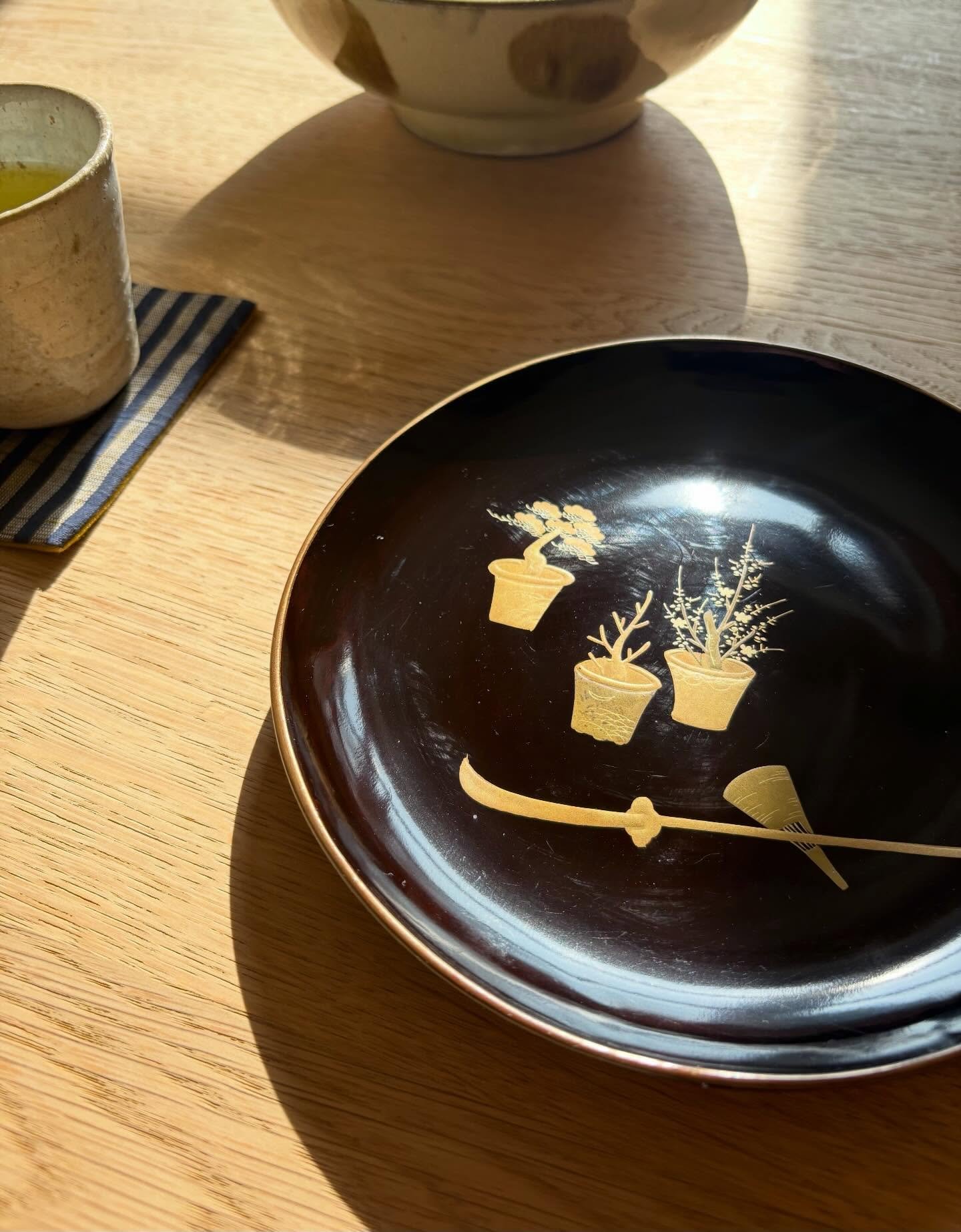 Gardening Season is Here 🌱🌱

Vintage black urushi (lacquerware) plate with a golden gardening motif

Available at www.tystte.dk