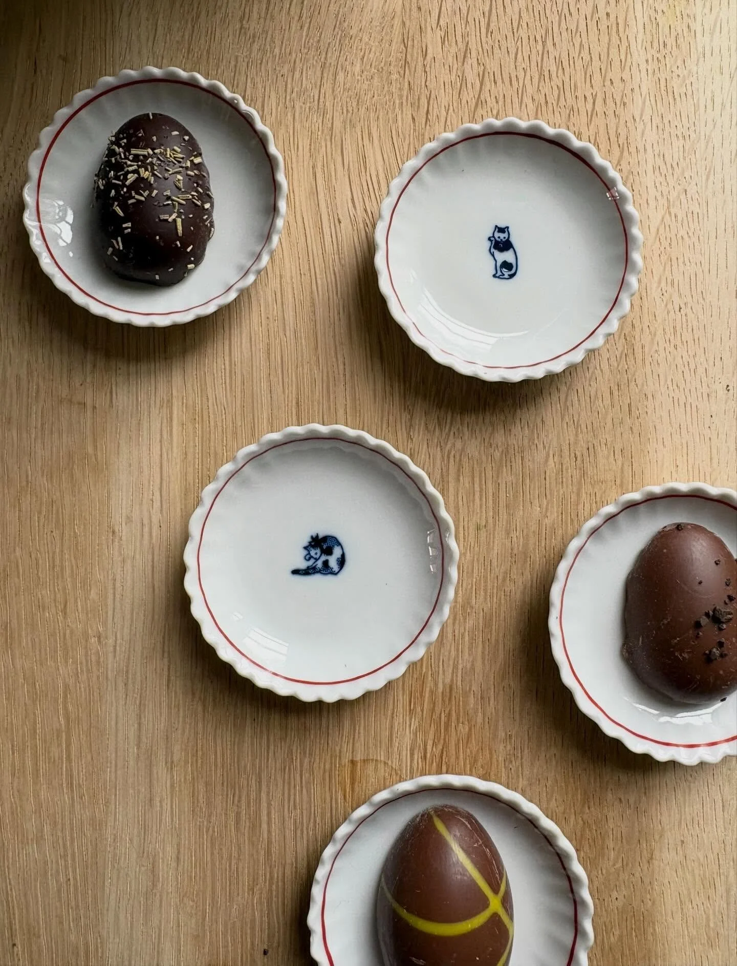 Chrysanthemum Lucky Cat Set - perfect for your Easter eggs 🐣

Cute set of five waving cat plates, each featuring a lucky &ldquo;maneki-neko&rdquo; cat. Inspired by the chrysanthemum, a symbol of longevity and happiness, this set brings both beauty a