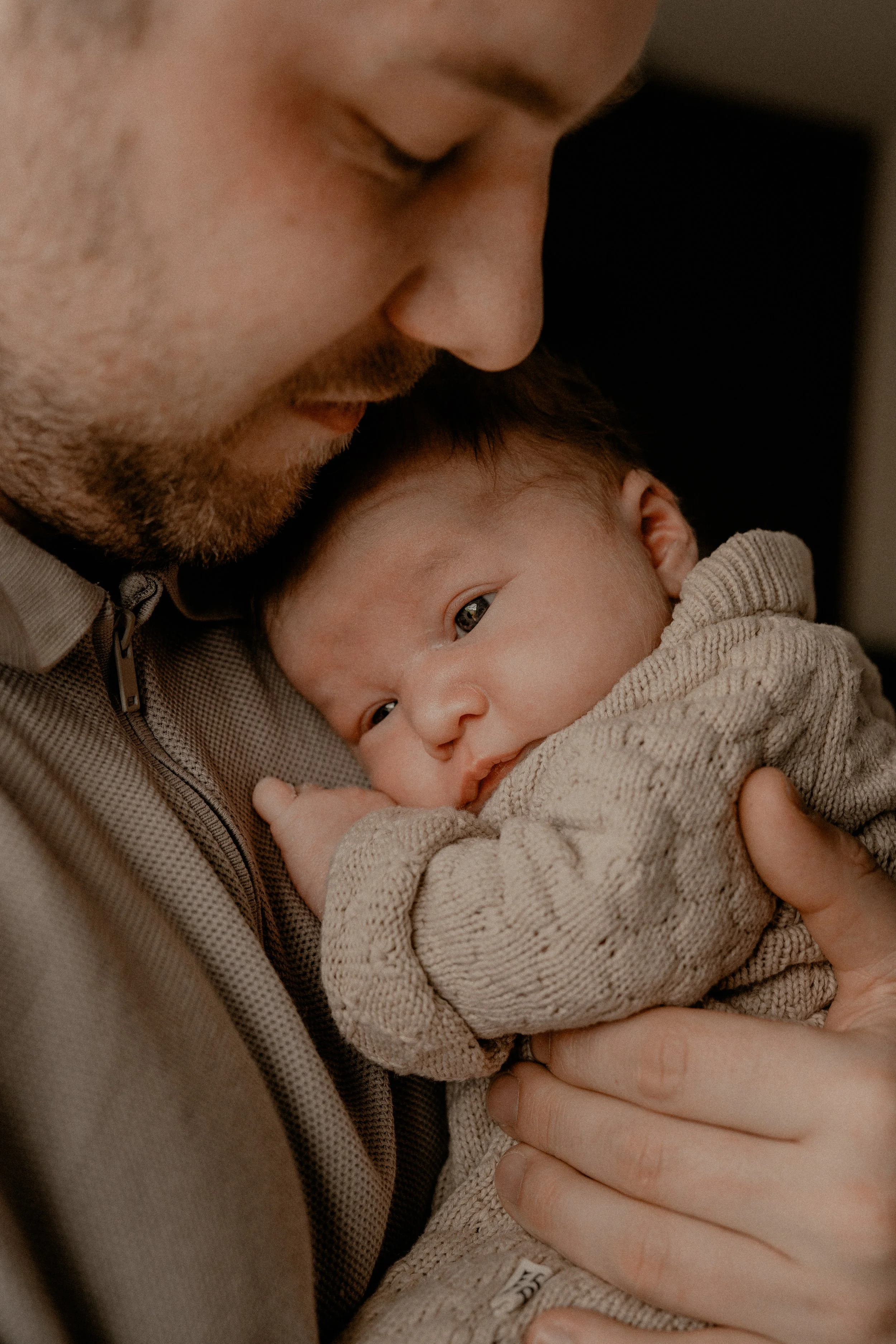 Baby rust bij papa op de schouder. Documentair newborn fotografie