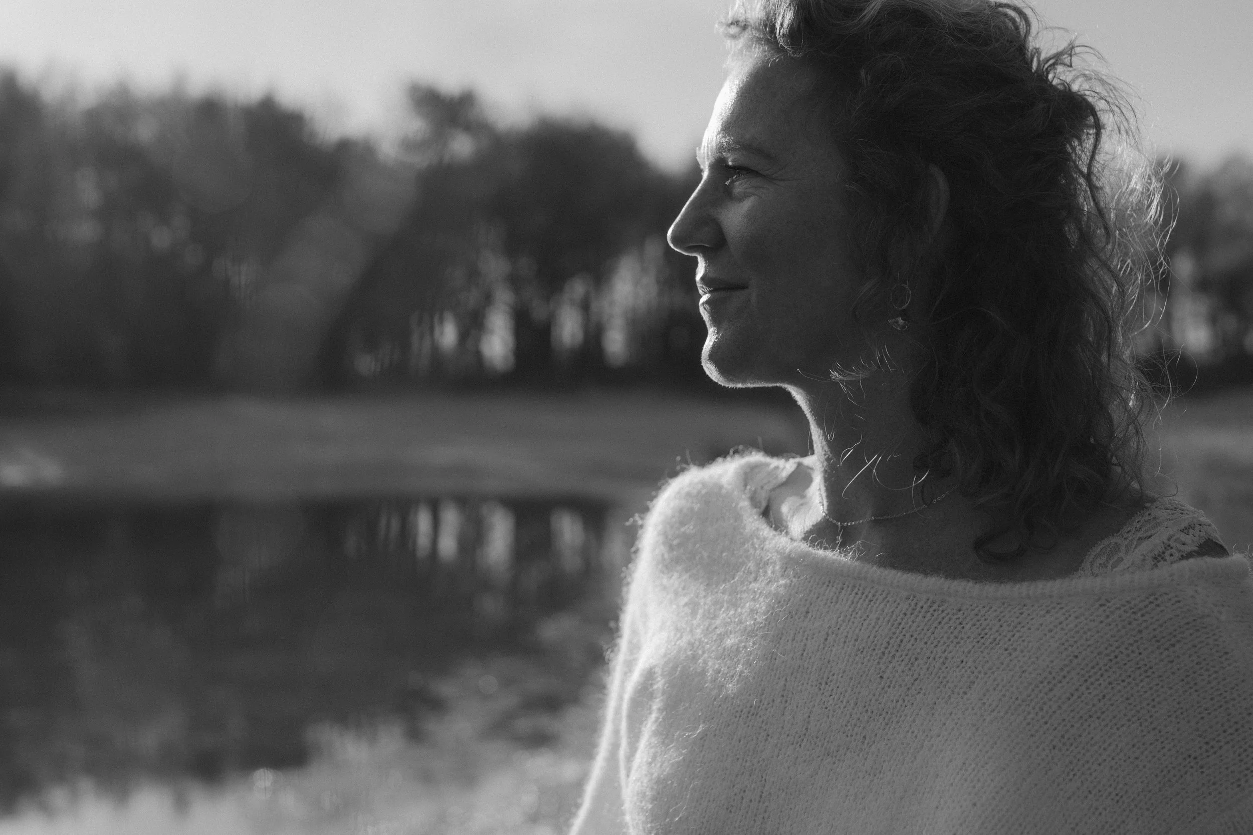 Zichtbaar zijn met personal branding foto's, vrouw starend over een meertje in Drenthe.