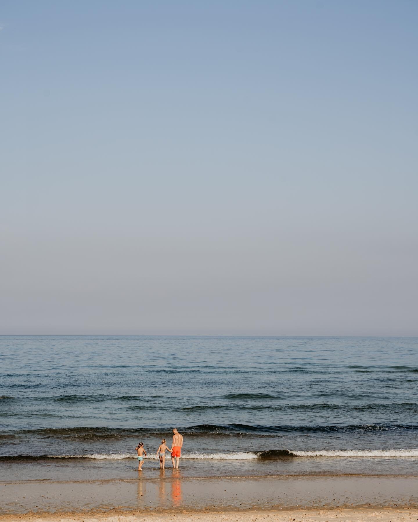 Verwondering ✨.
Deze foto zegt voor mij heel veel. De kalmte op een zonnige morgen, zomer, samen zijn. Kijk hoe nietig en klein bij de oceaan, kwetsbaar, maar genieten van het water, de stroming en golven langs je benen, het zand, de schelpen, warme 
